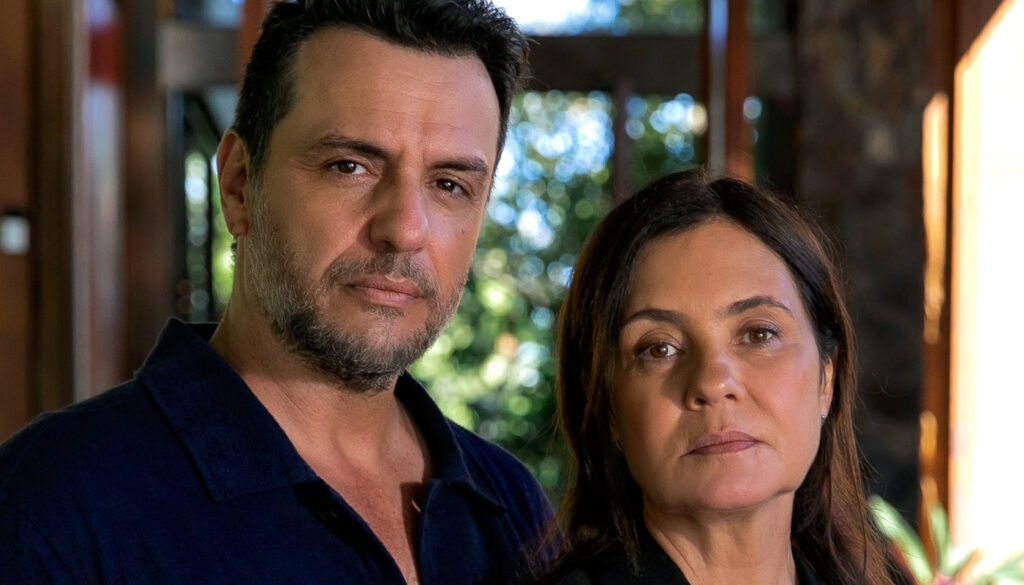 Molina (Rodrigo Lombardi) e Mércia (Adriana Esteves) em "Mania de Você" (Crédito: Globo)