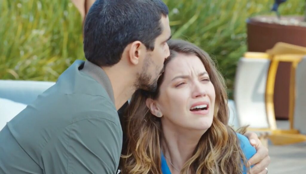 Tom (Renato Goés) e Vênus (Nathalia Dill) em "Família é Tudo" (Crédito: Reprodução/Globoplay)