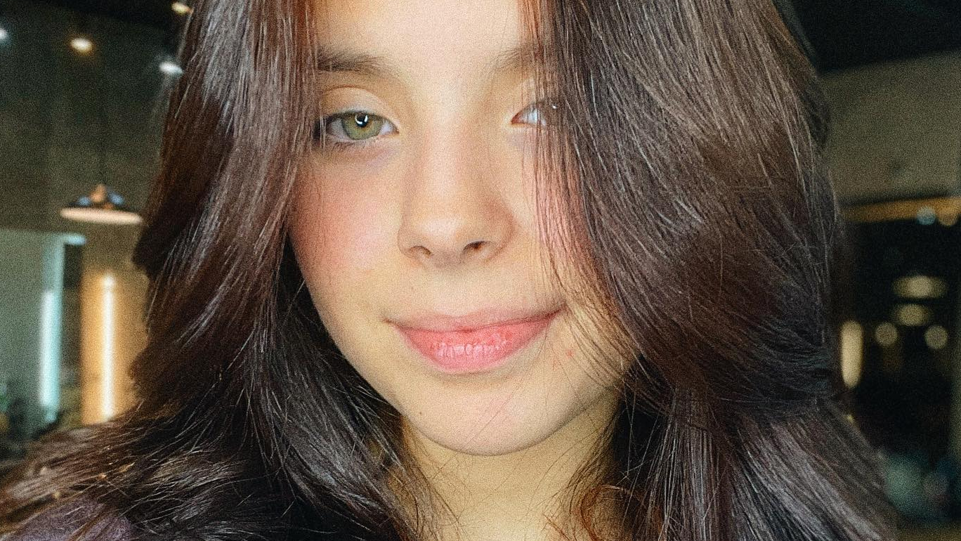 A menina costumava usar os cabelos longos no passado