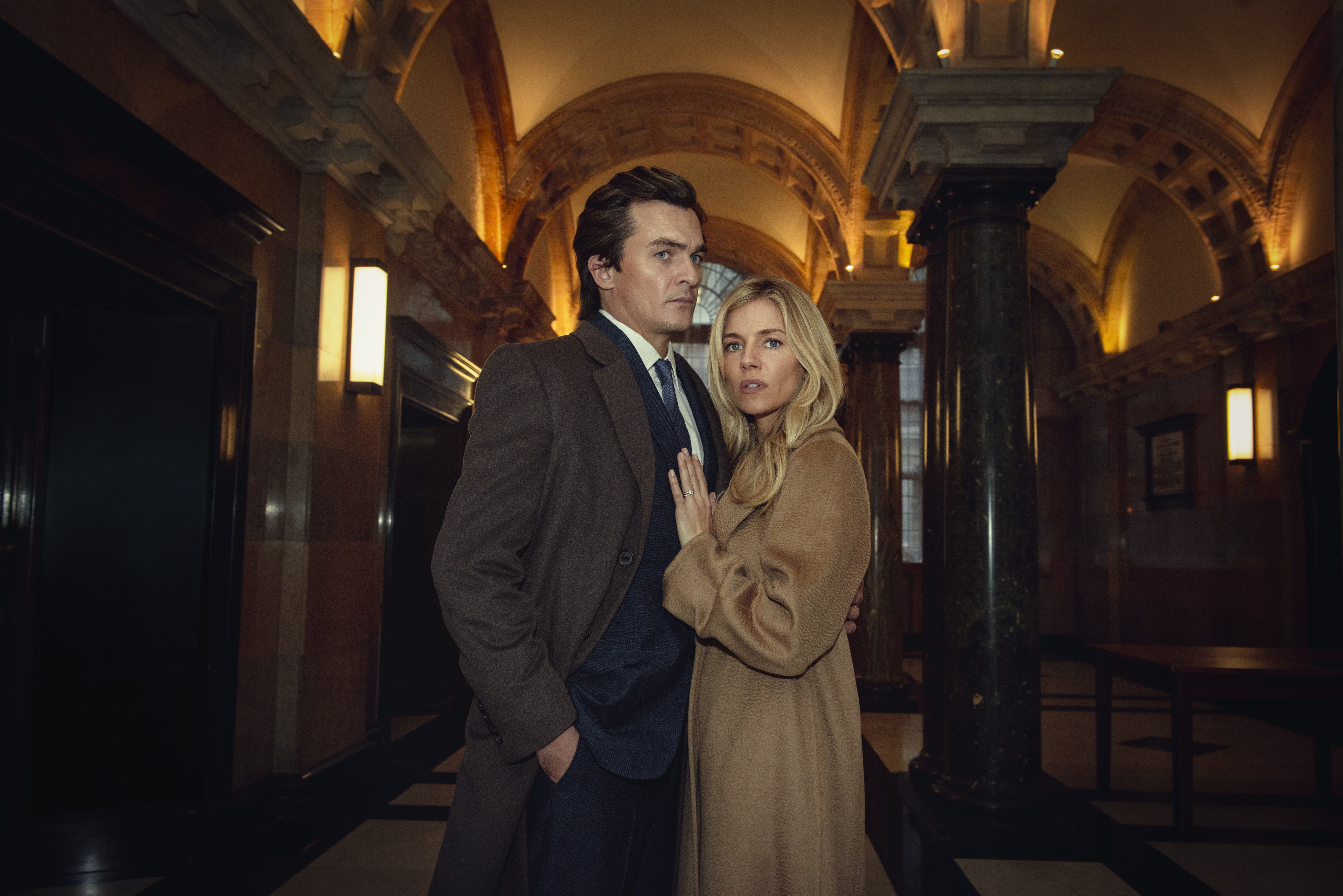 La serie ‘Anatomía de un Escándalo’ de Netflix trata sobre James Whitehouse (Rupert Friend) y su esposa Sophie (Sienna Miller).