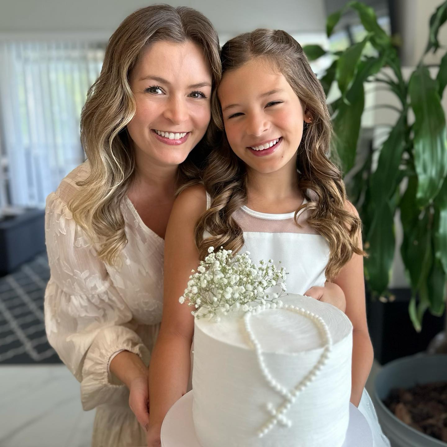 Bianca Castanho na primeira comunhão da filha