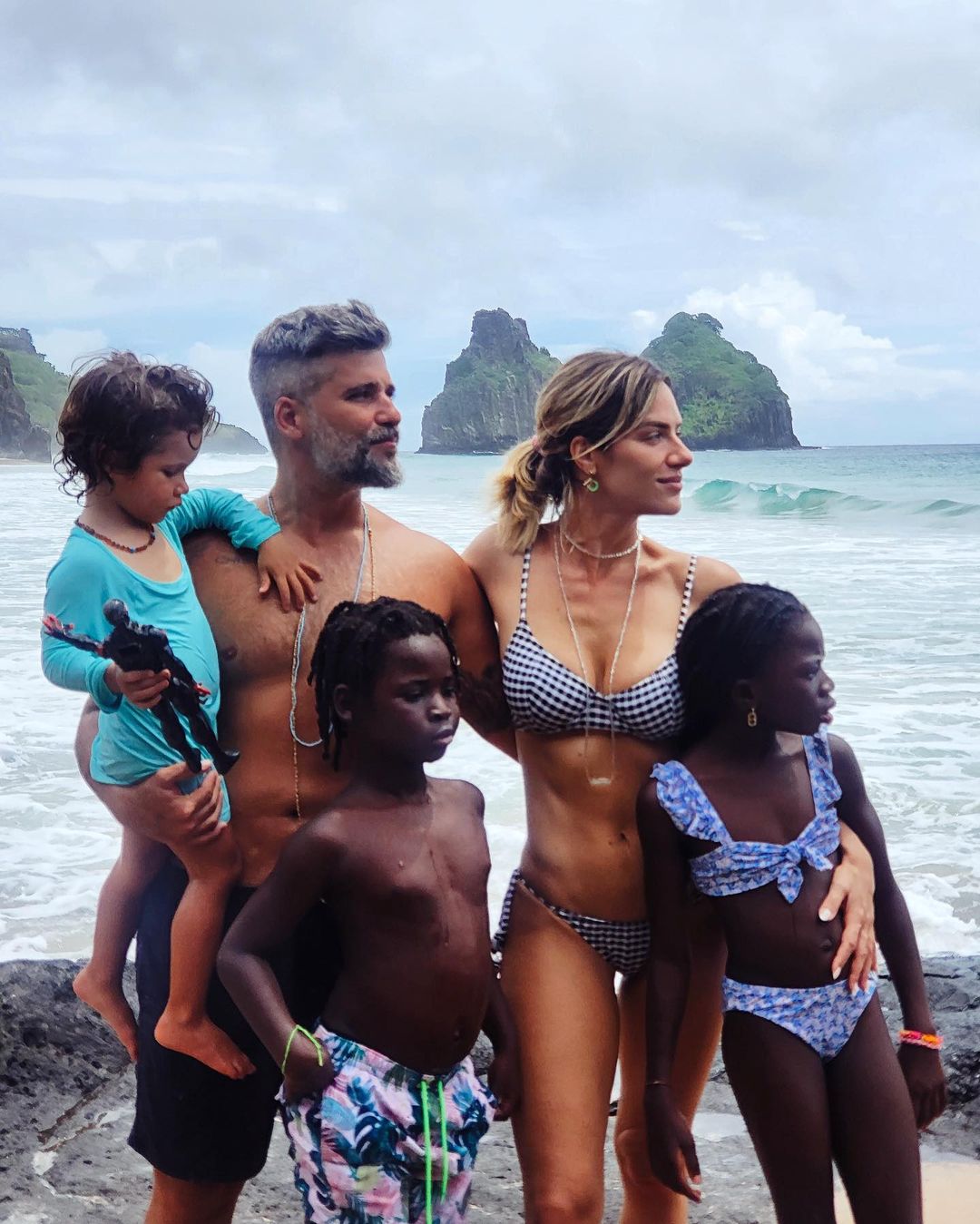 Bruno Gagliasso e Giovanna Ewbank com os filhos, Zyan, Bless e Titi, em Noronha