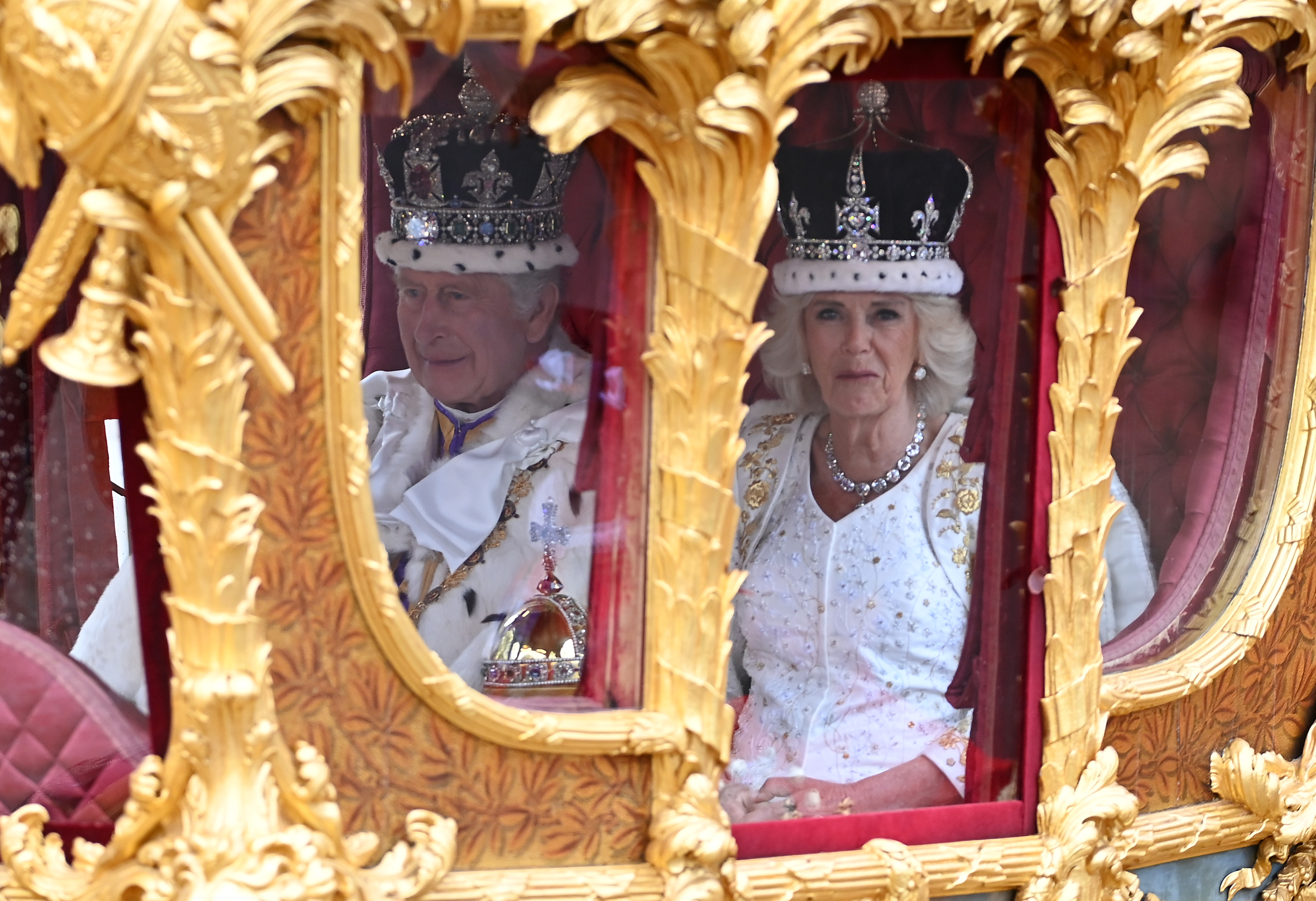 Charles e Camilla foram coroados rei e rainha