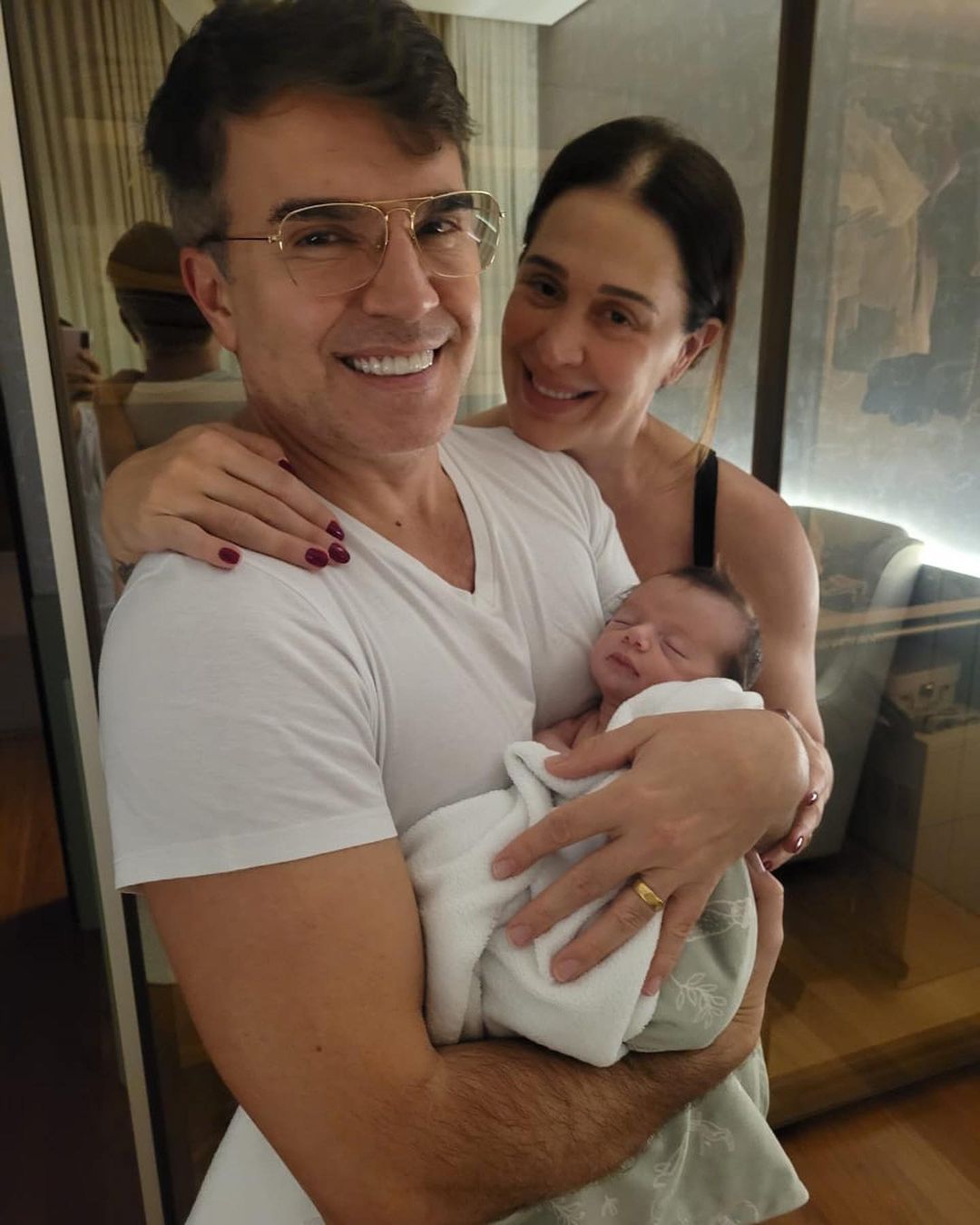 Claudia Raia com o marido, Jarbas, e o filho, Luca