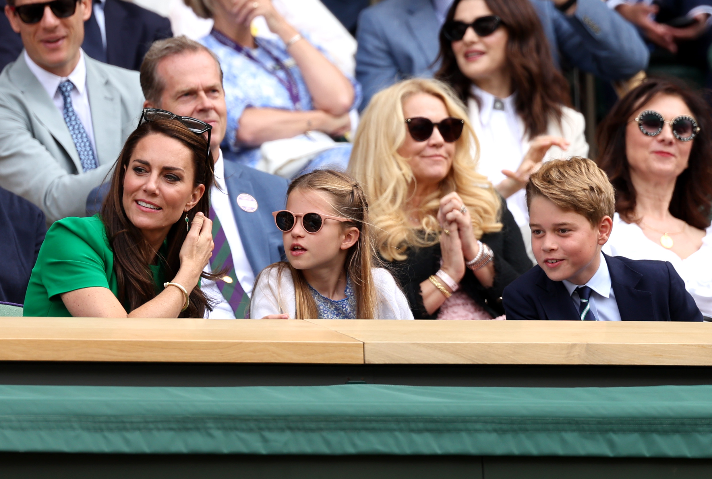 Princesa Charlotte com os pais e o irmão, George, em Wimbledon