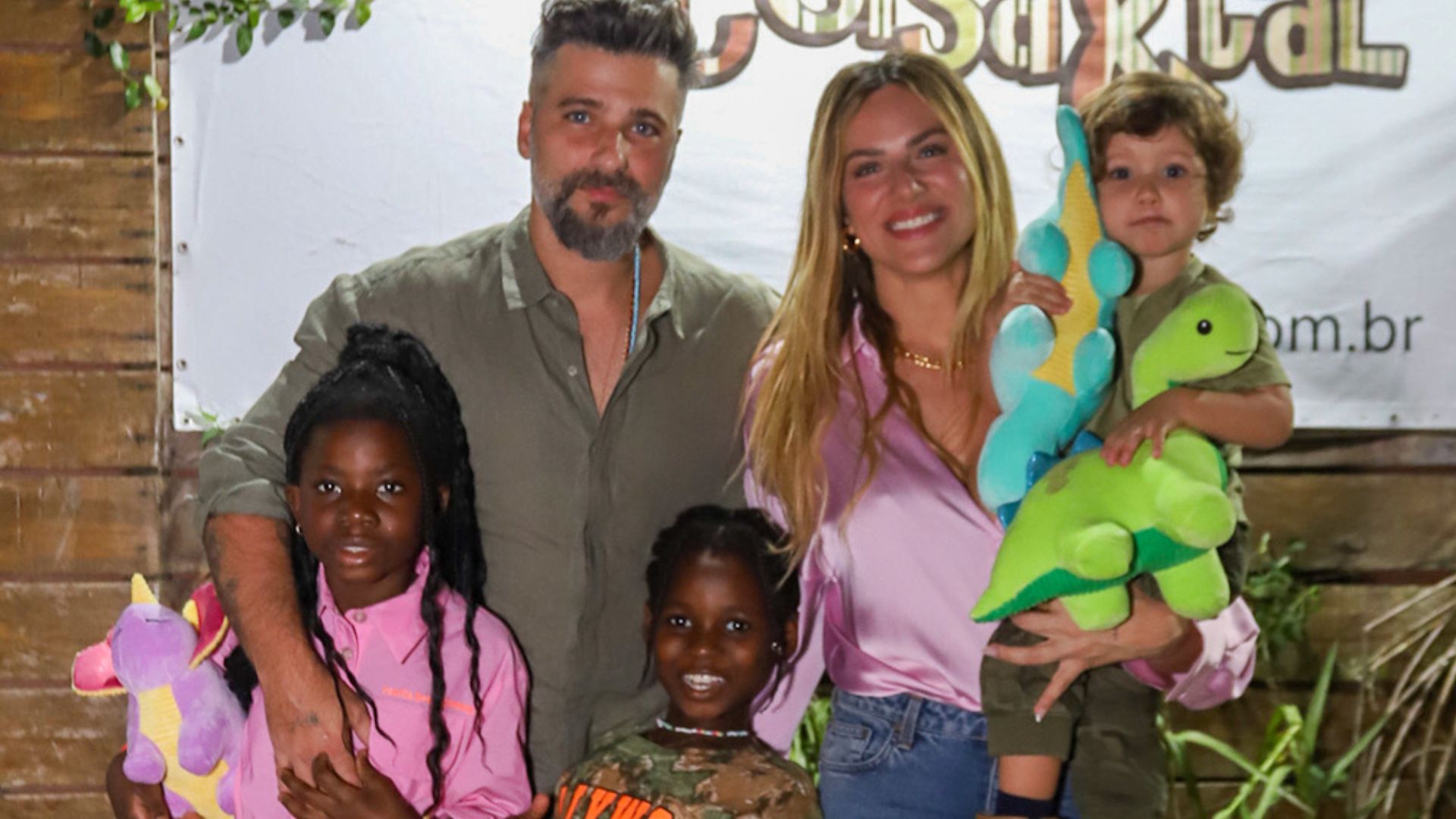 Aniversário de Zyan reuniu a família no mundo dos dinossauros.