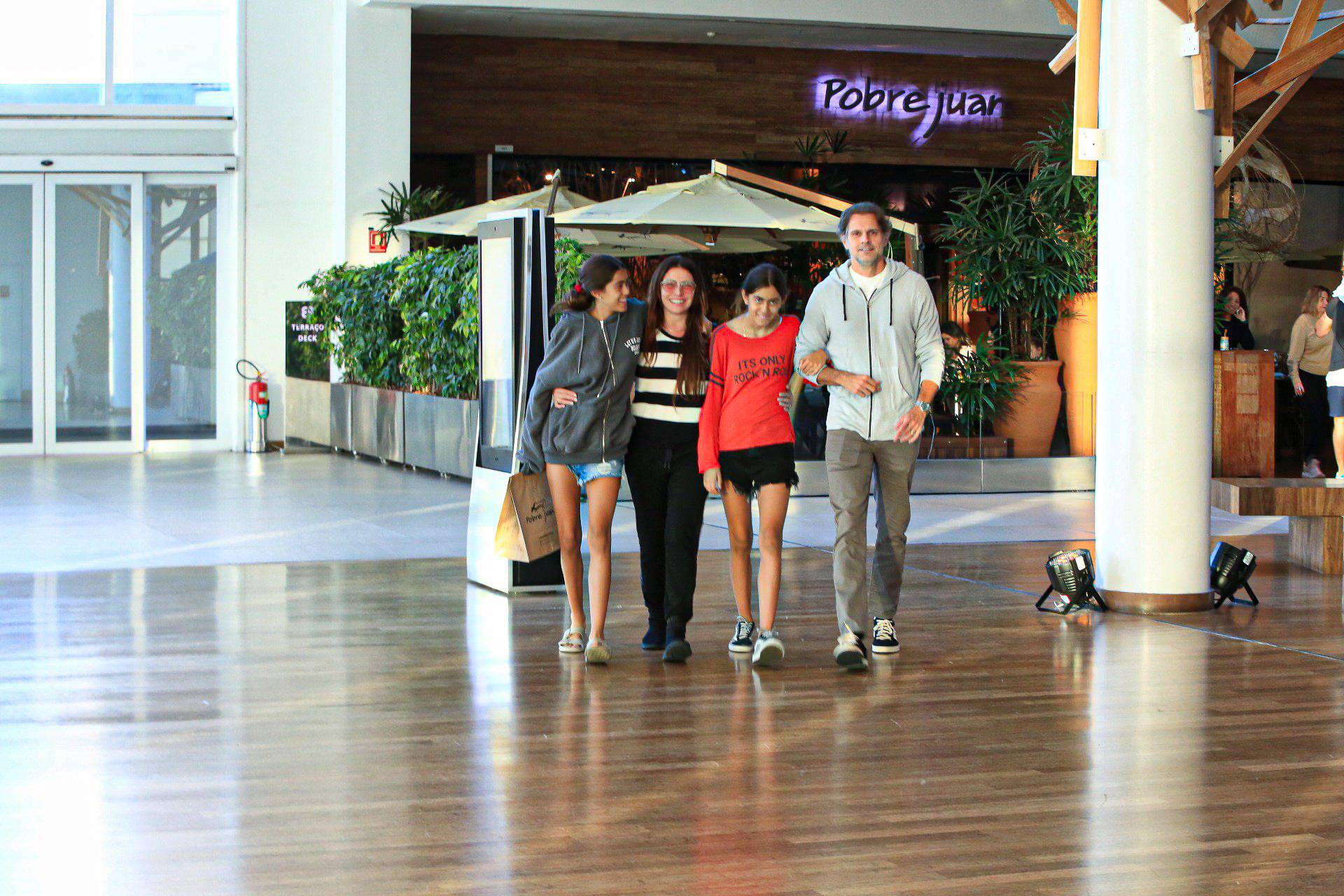 Giovanna Antonelli com a família no shopping