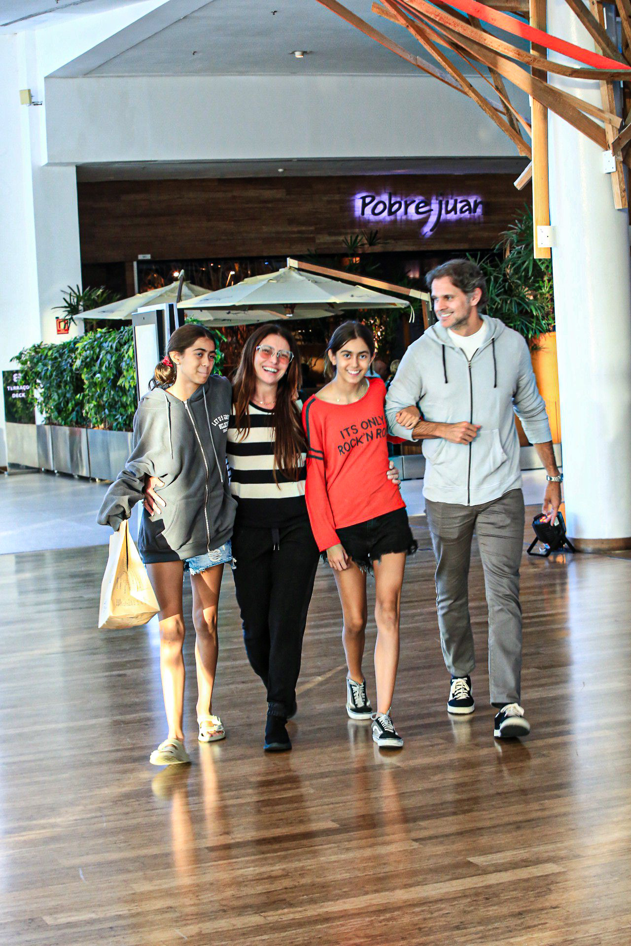 Giovanna Antonelli com as filhas e o marido no shopping