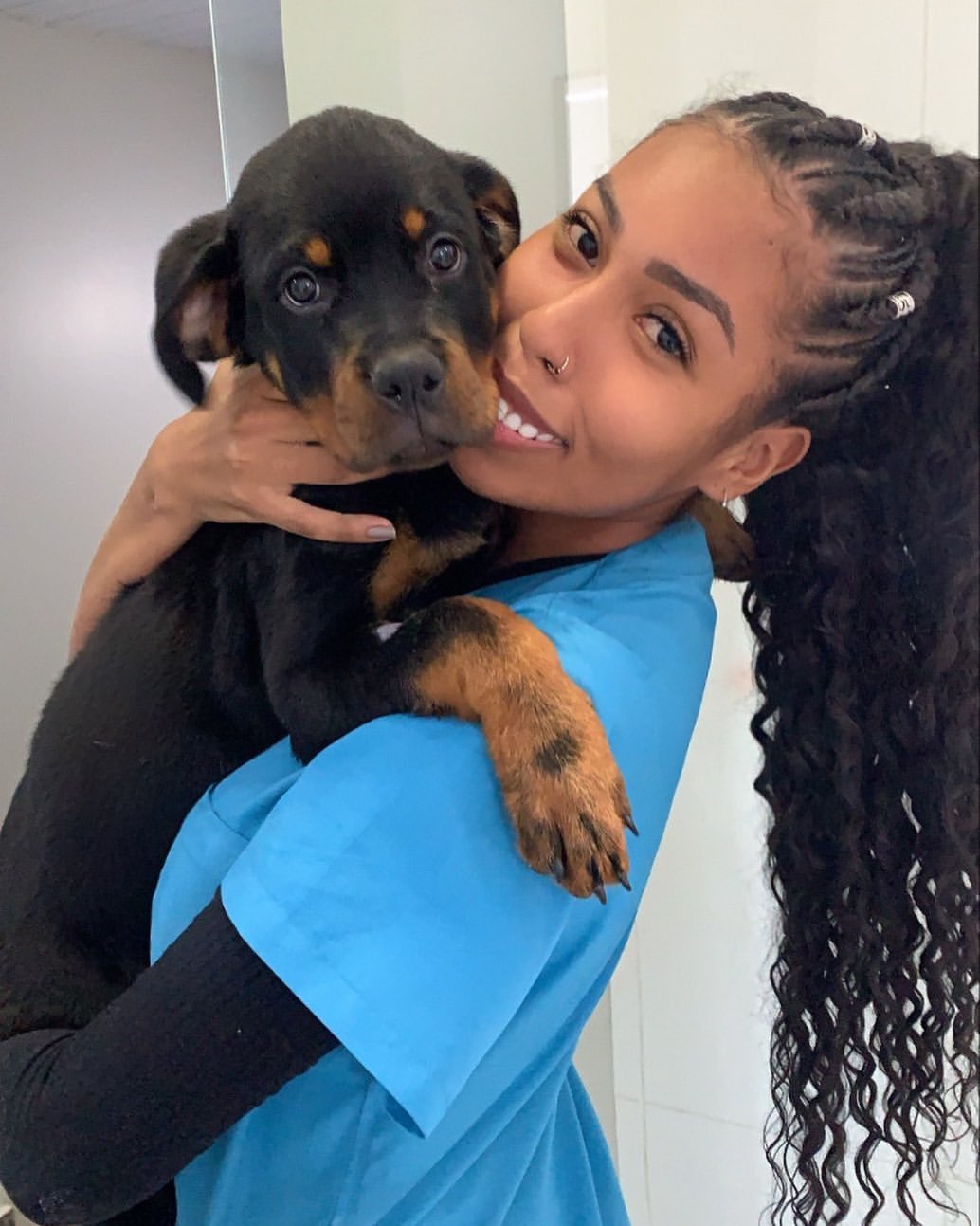 Giovanna Jacobina, irmã caçula de Gracyanne Barbosa, trabalha como veterinária no Rio de Janeiro