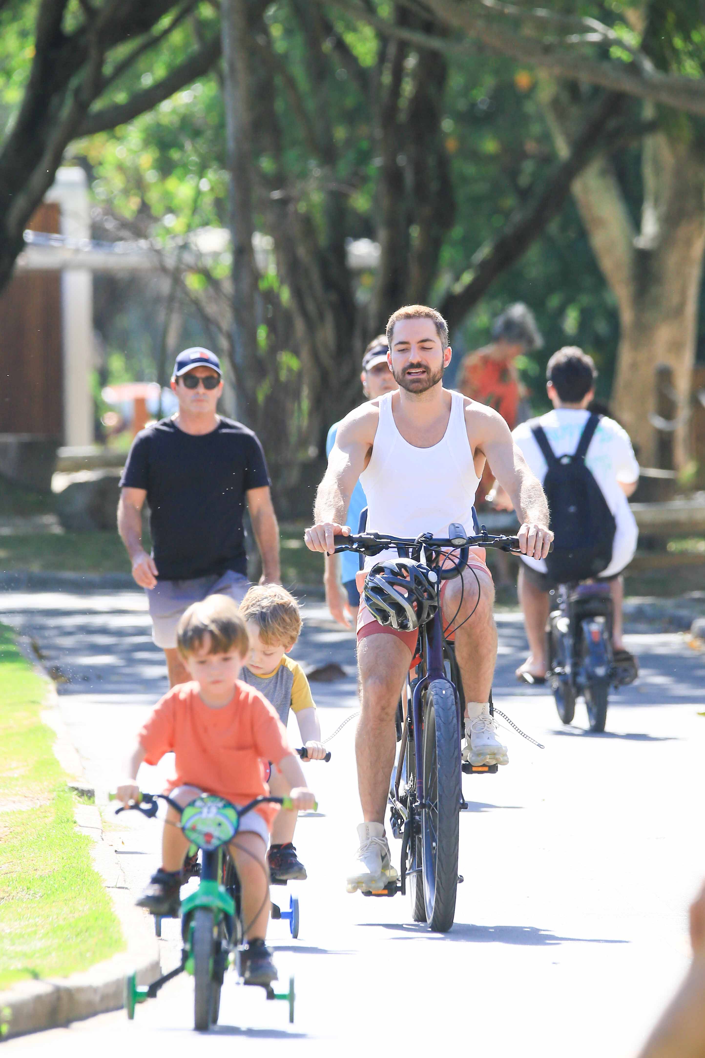 Thales Bretas com os filhos, Romeu e Gael