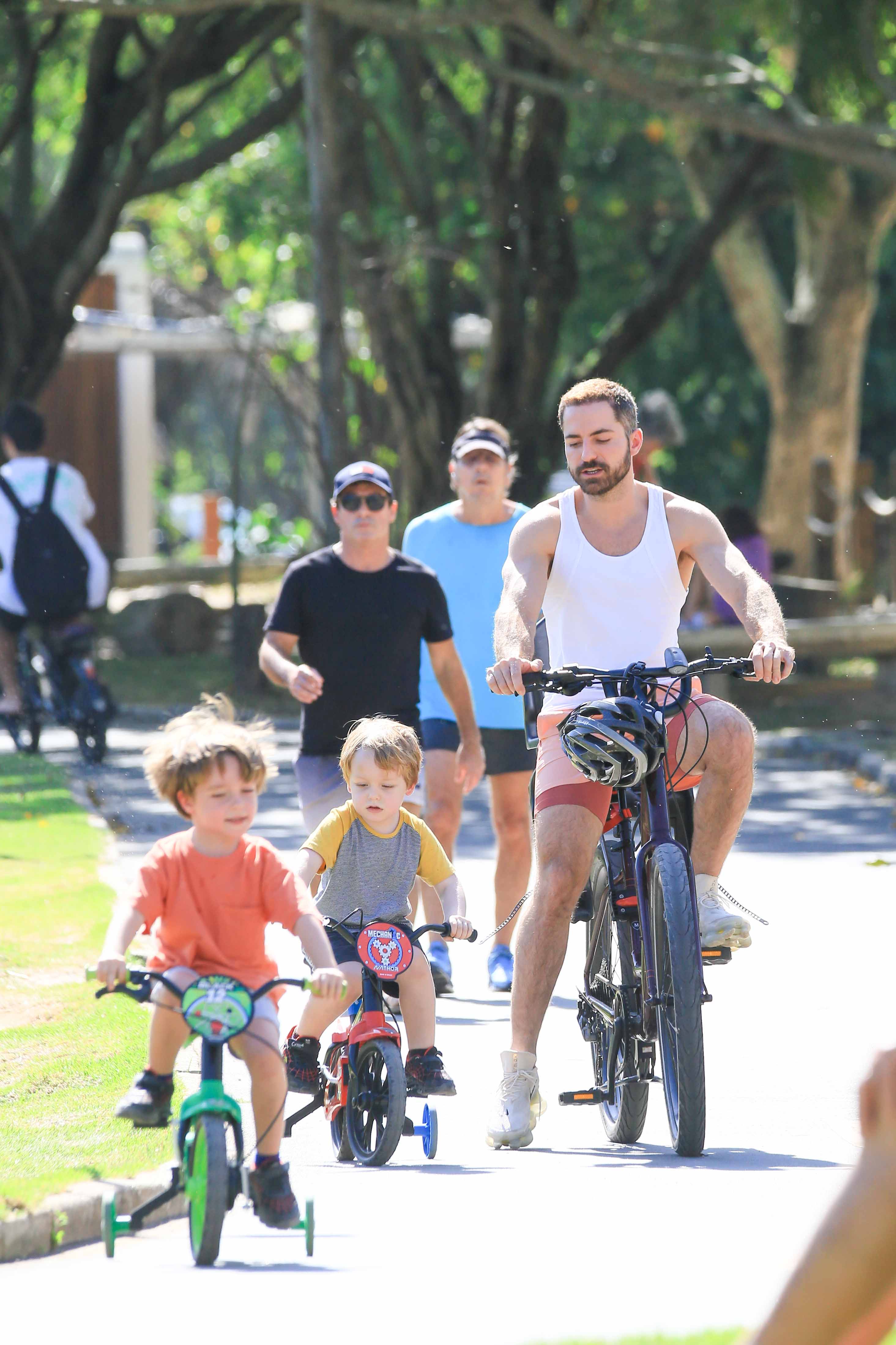 Thales Bretas com os filhos, Romeu e Gael