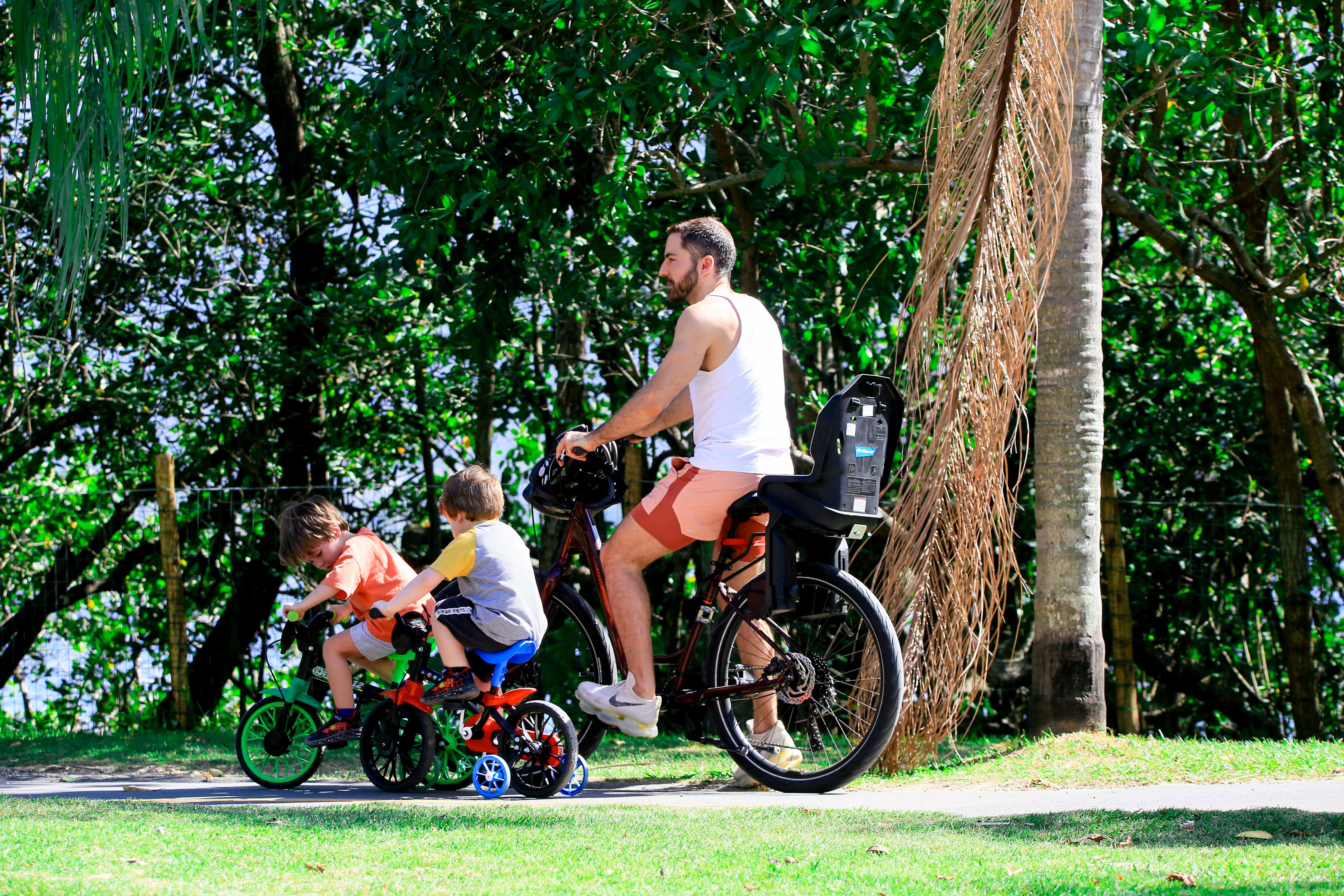 Thales Bretas com os filhos, Romeu e Gael
