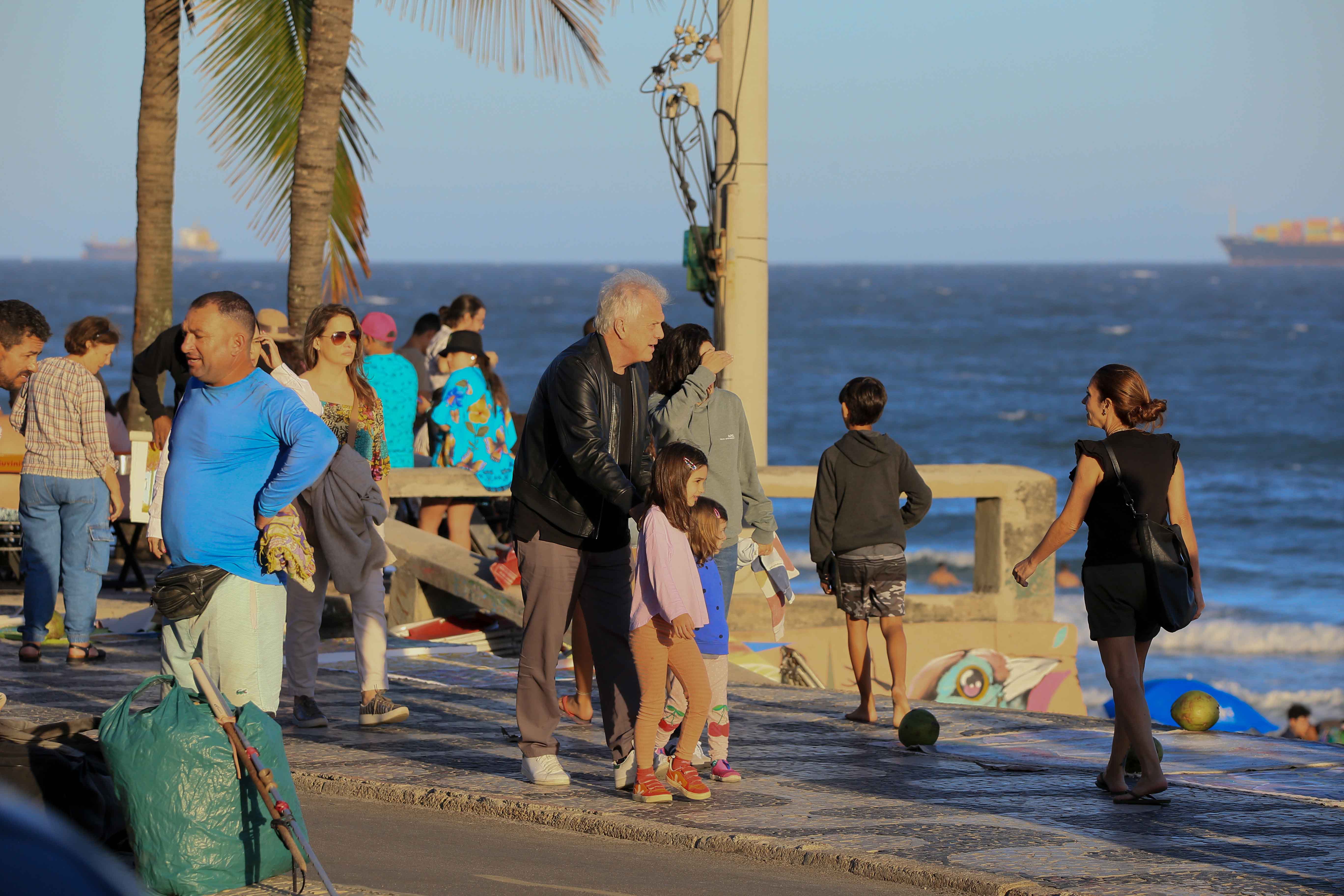 Pedro Bial com a esposa, Maria Prata, e as filhas, Laura e Dora