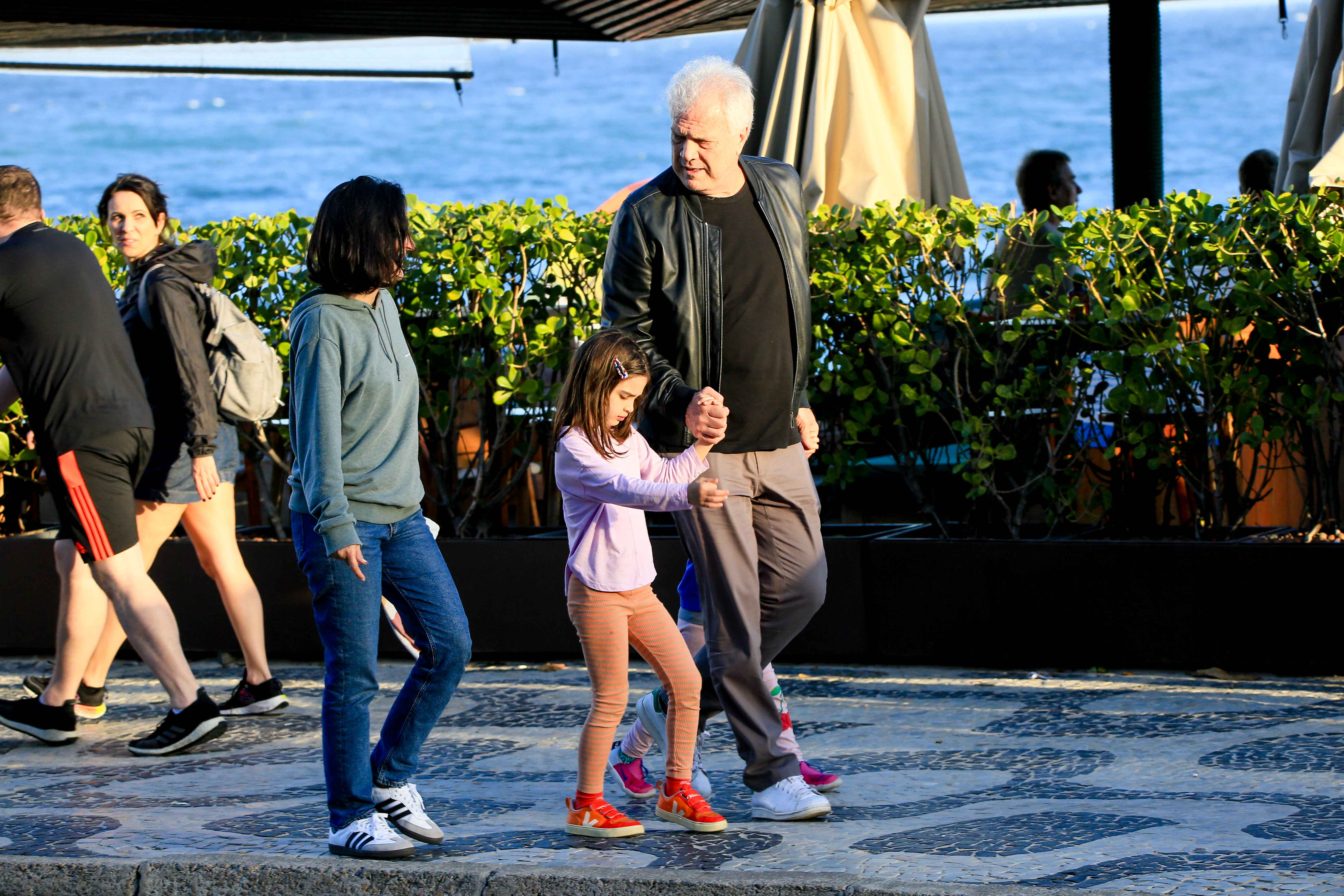 Pedro Bial com a esposa, Maria Prata, e as filhas, Laura e Dora