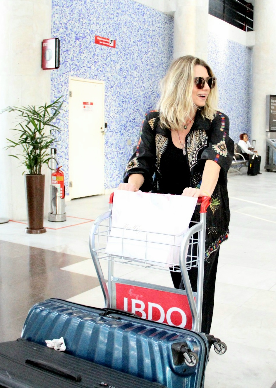 Leticia Spiller atende fã em aeroporto no Rio