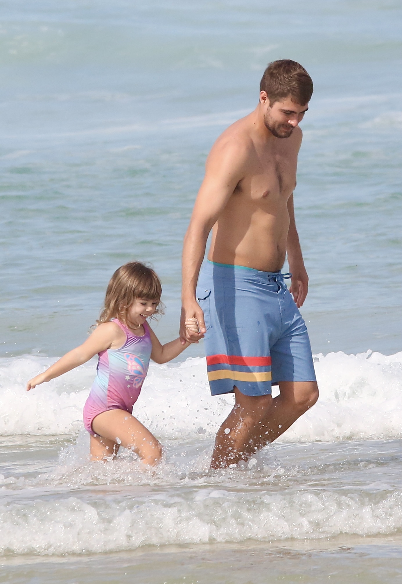 Rafa Vitti com a filha, Clara Maria, na praia