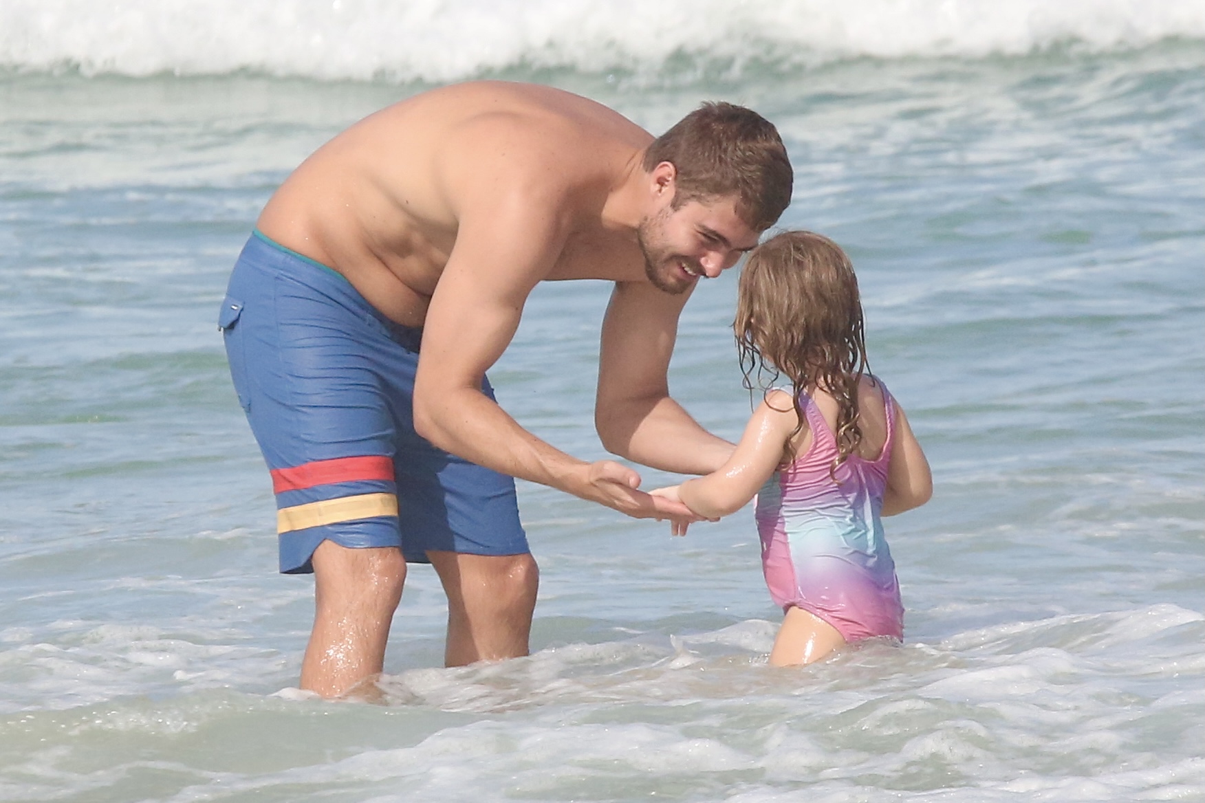 Rafa Vitti com a filha, Clara Maria, na praia