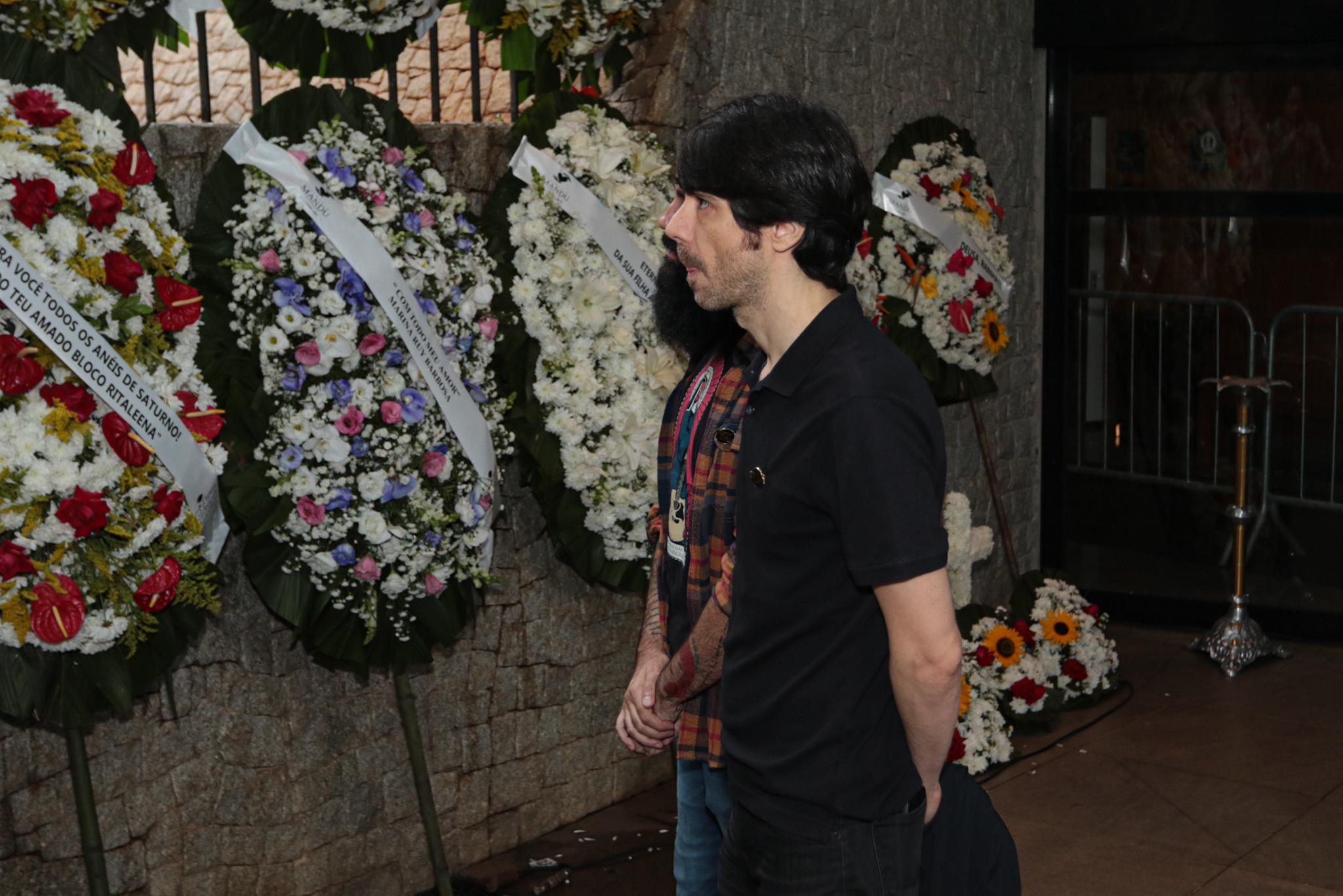 João Lee, filho de Rita Lee, no velório da cantora