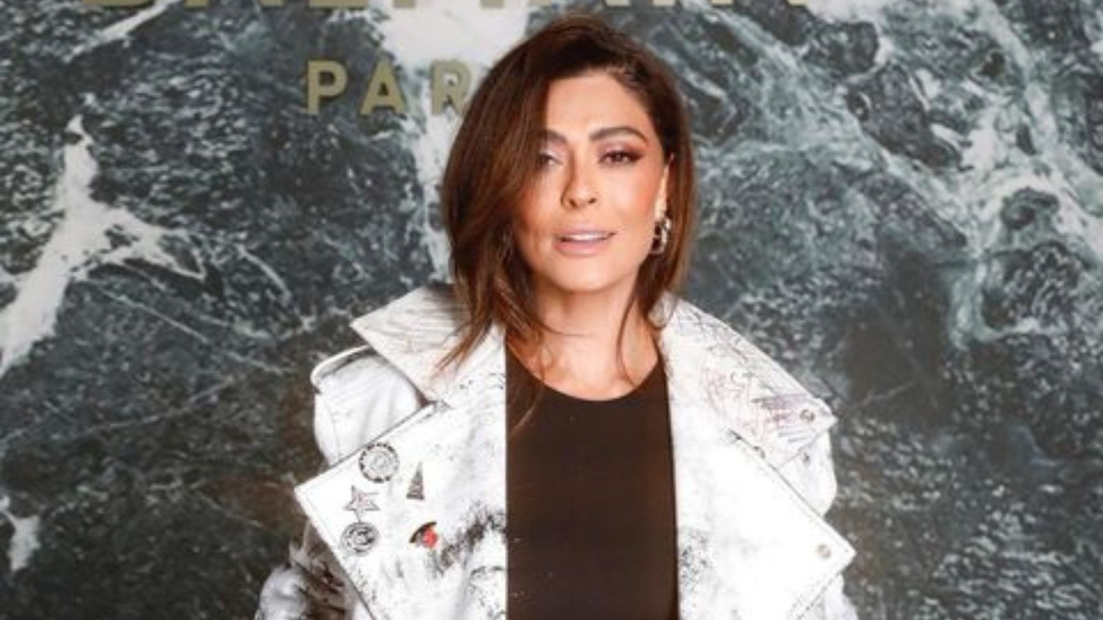 Juliana Paes opta por jaqueta oversized rocker em desfile da Balmain