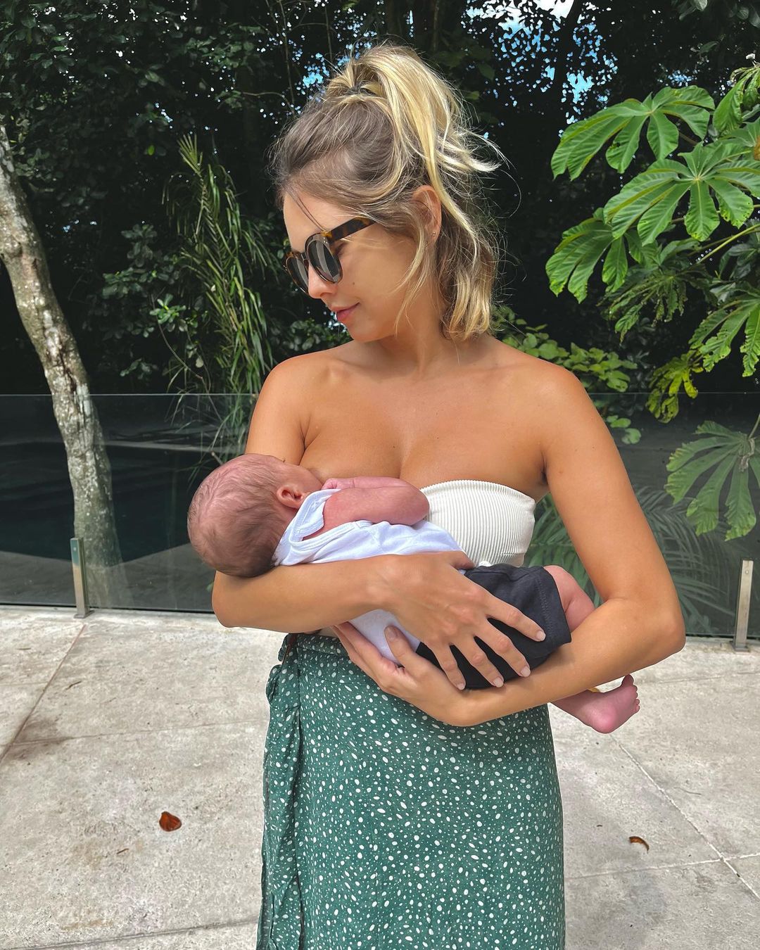 Louise D'Tuani e o filho, Caetano