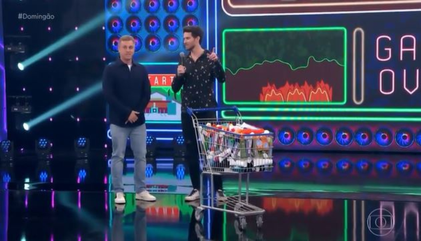 Lucas recebe presente de Luciano Huck no