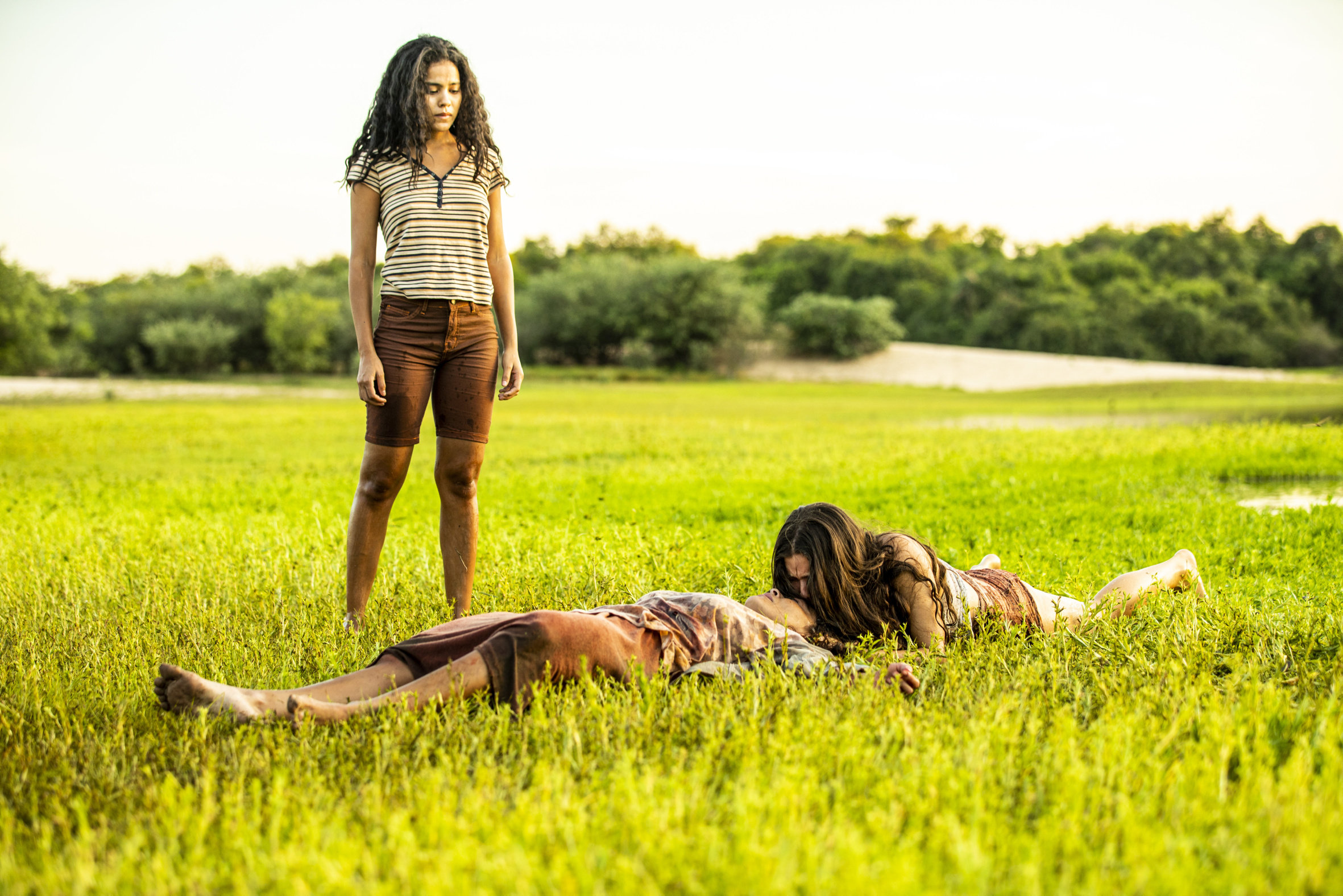 Juma ( Allanis Guillen ) encontra Maria Marruá ( Juliana Paes )