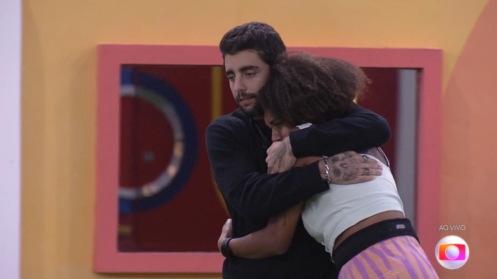 Pedro Scooby abraça Jessilane após eliminação de Natália