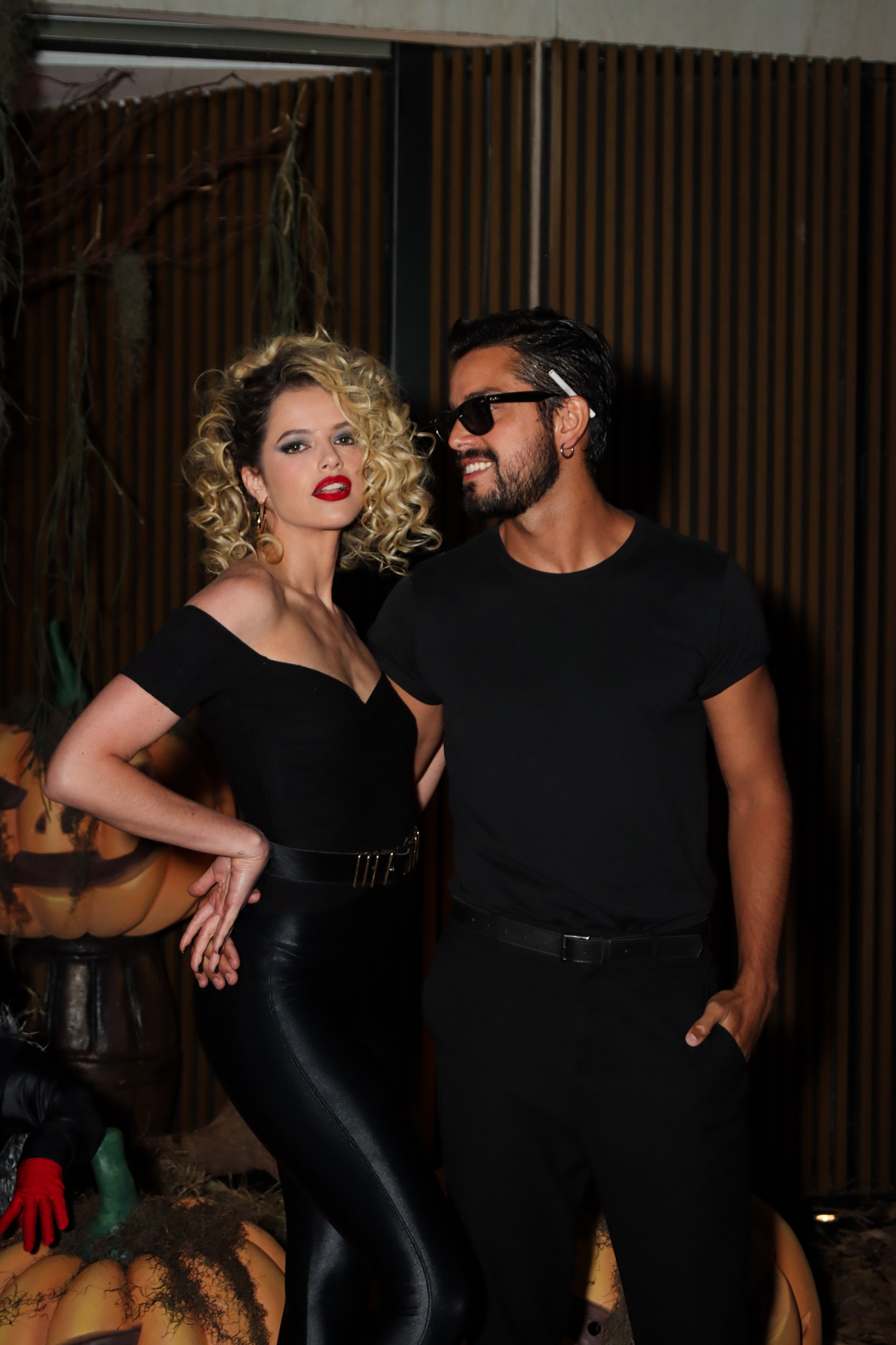 Agatha Moreira e Rodrigo Simas em festa de Halloween
