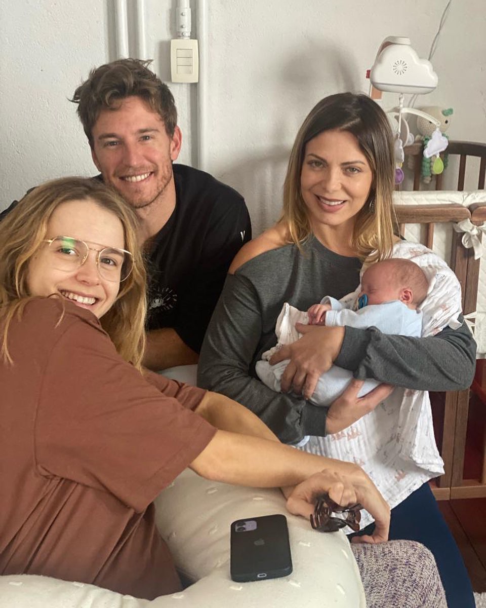 Sheila Mello com a ex-enteada, Isa Scherer, o marido dela e os filhos do casal