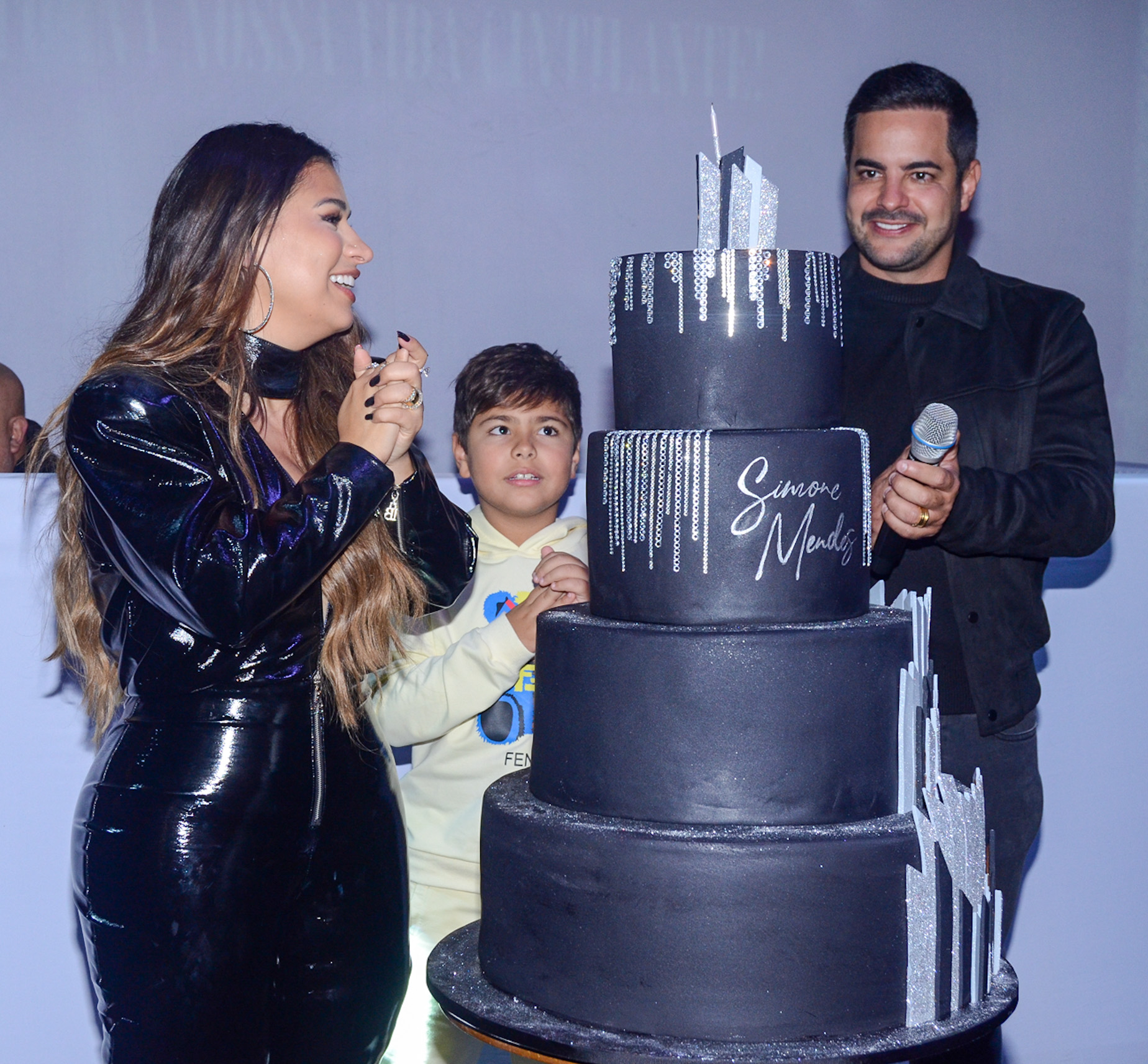 Simone Mendes com o marido e os filhos