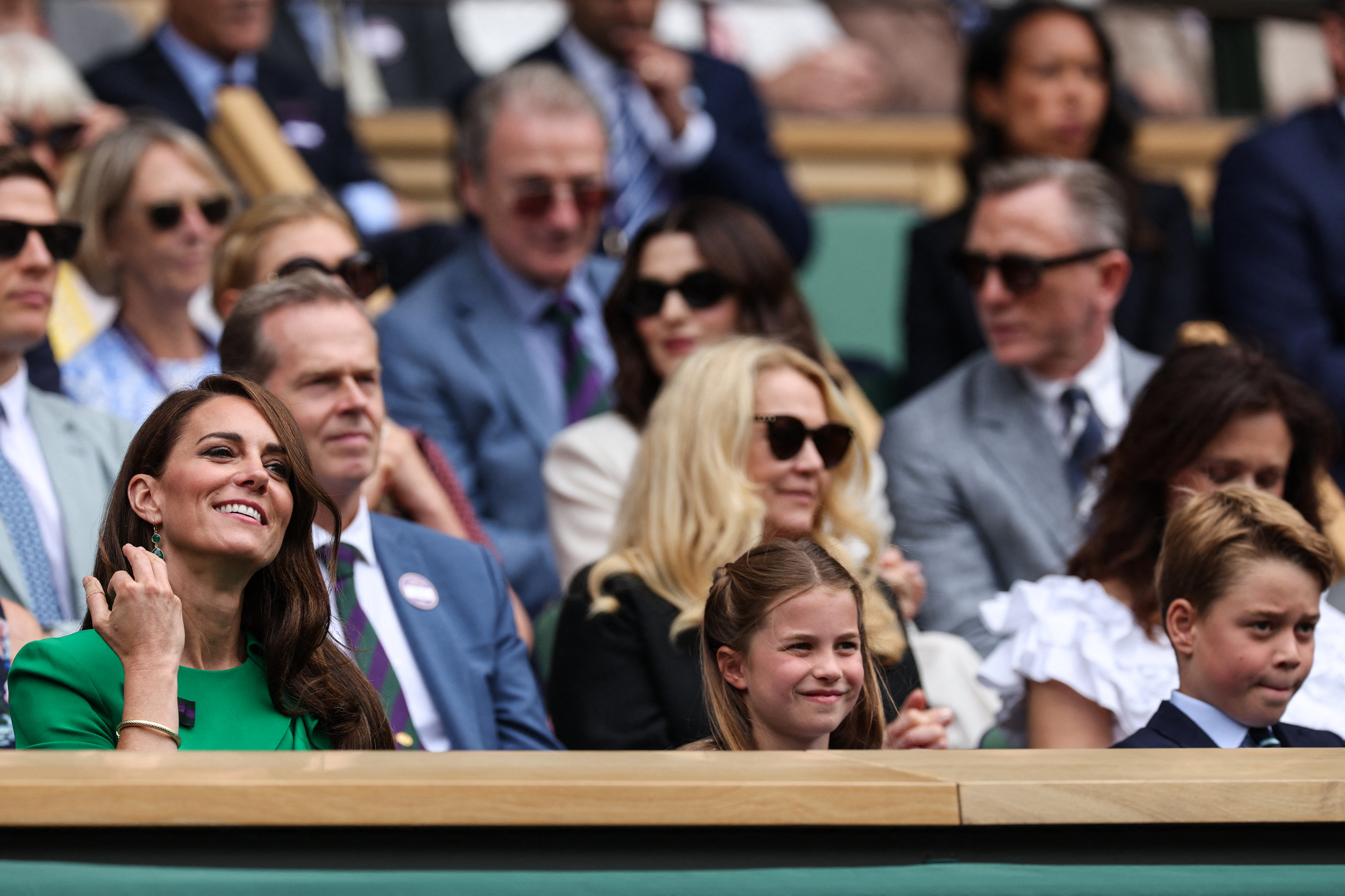 Princesa Charlotte com os pais e o irmão, George, em Wimbledon