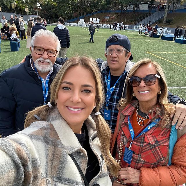 Ticiane Pinheiro reúne família e encanta