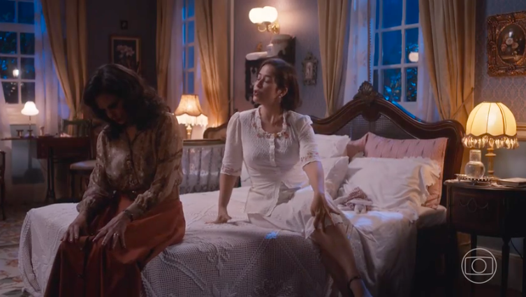 Violeta (Malu Galli) conversa com Heloísa (Paloma Duarte) em
