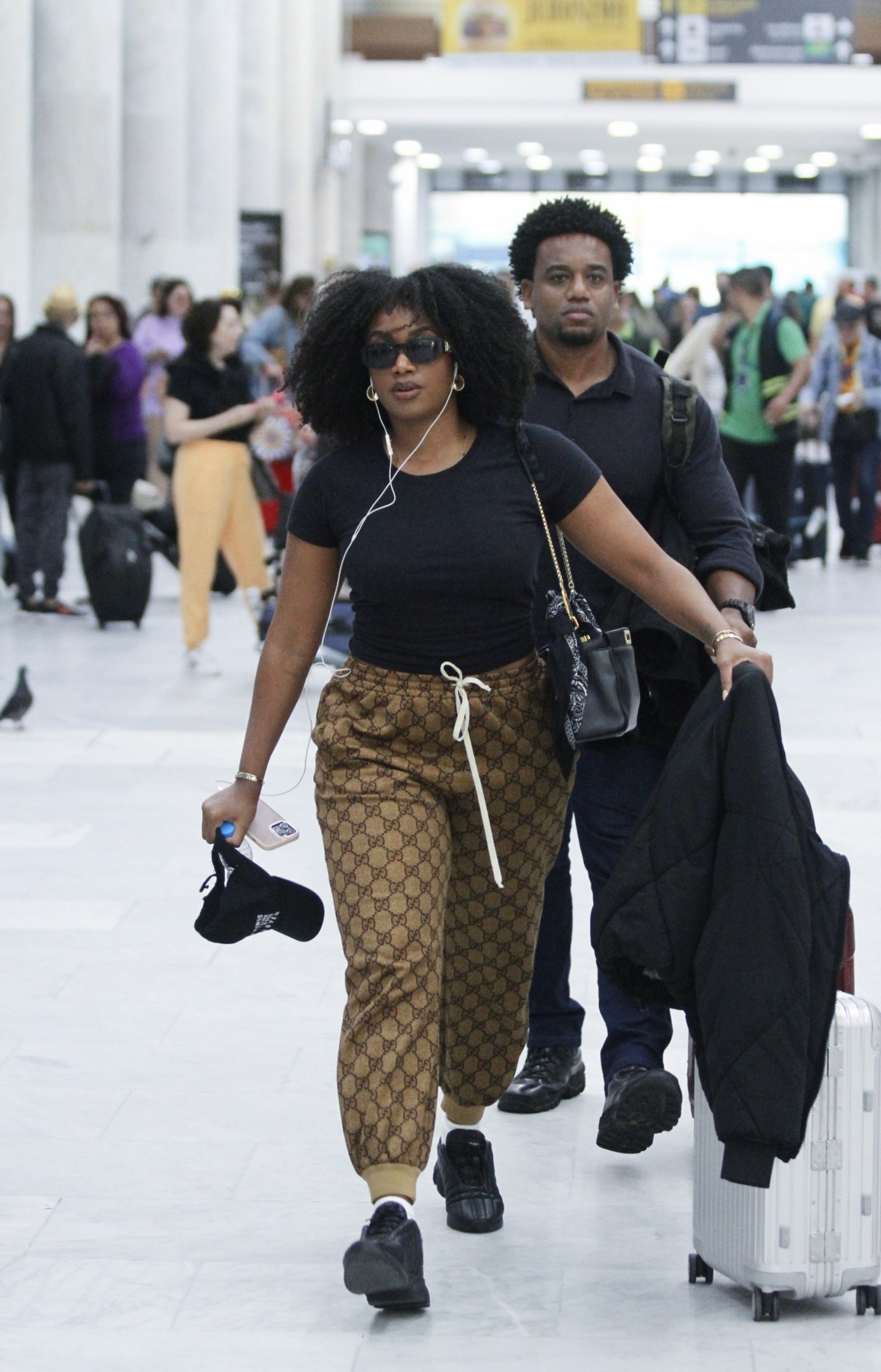 Iza desebarcando no aeroporto Santos Dumont, no Rio de Janeiro