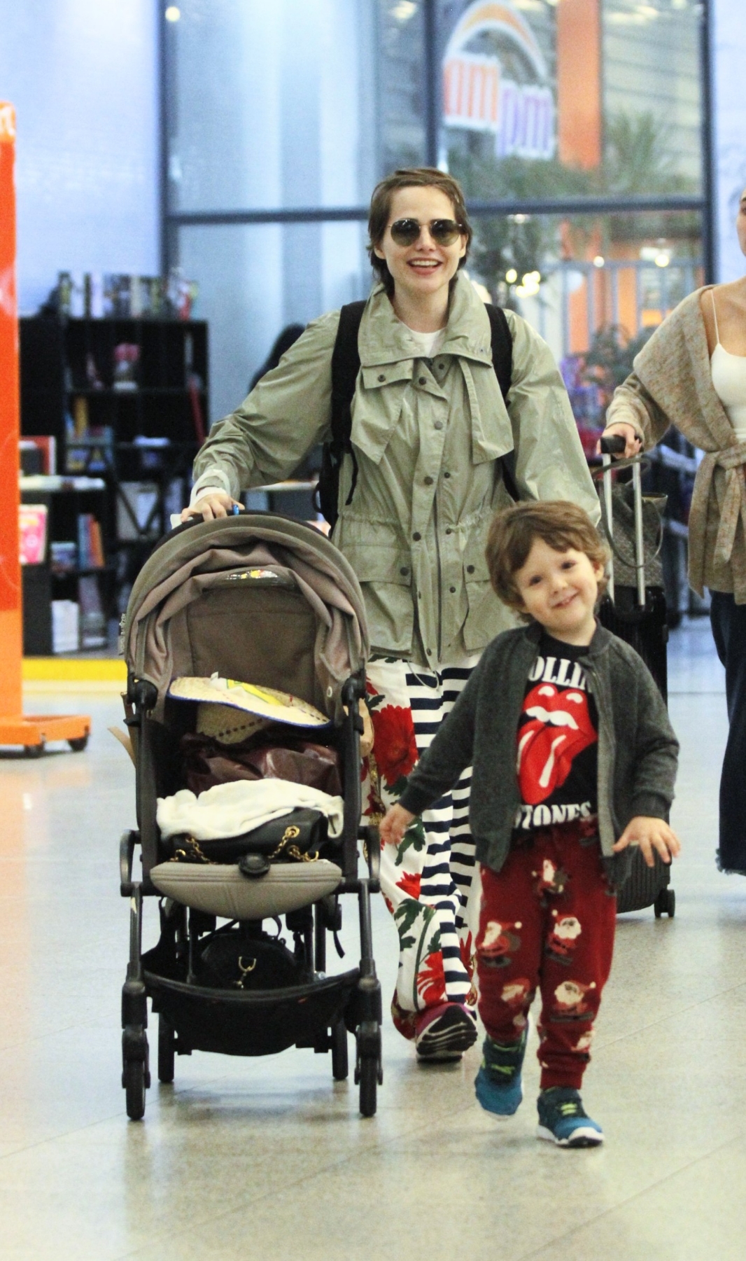 Leticia Colin com o filho, Uri, e a mãe Analdina