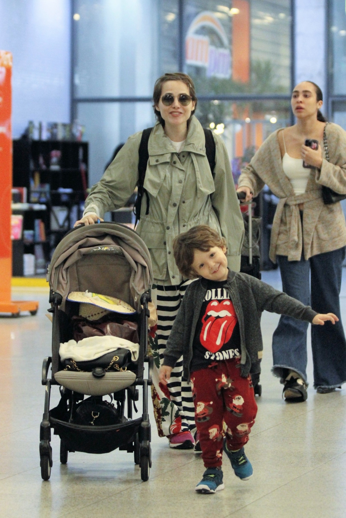Leticia Colin com o filho, Uri, e a mãe Analdina