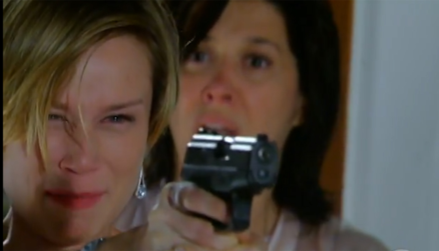 Lara atira em Flora em