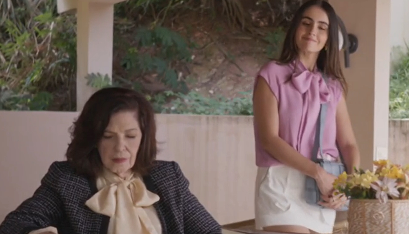 Adelaide (Esther Góes) e Cris (Valentina Herszoge) em