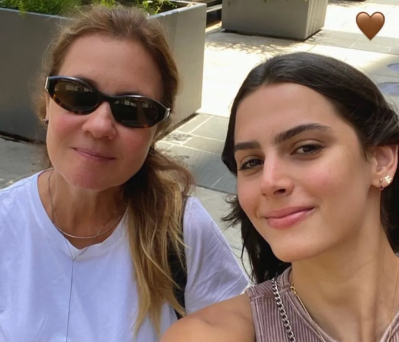 Flavia Mekler e Adriana Esteves em viagem para fora do Brasil