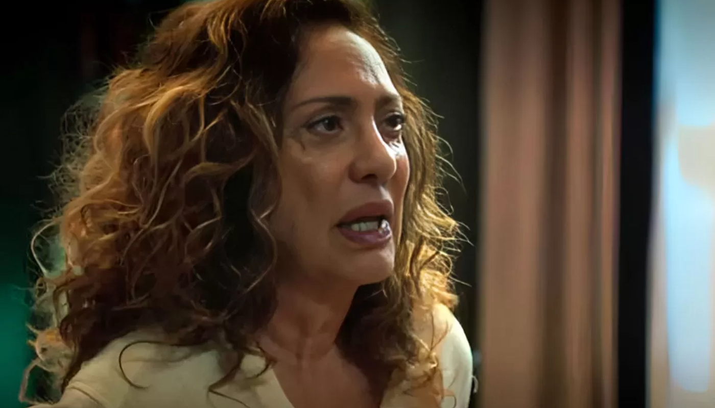 Agatha (Eliane Giardini) em