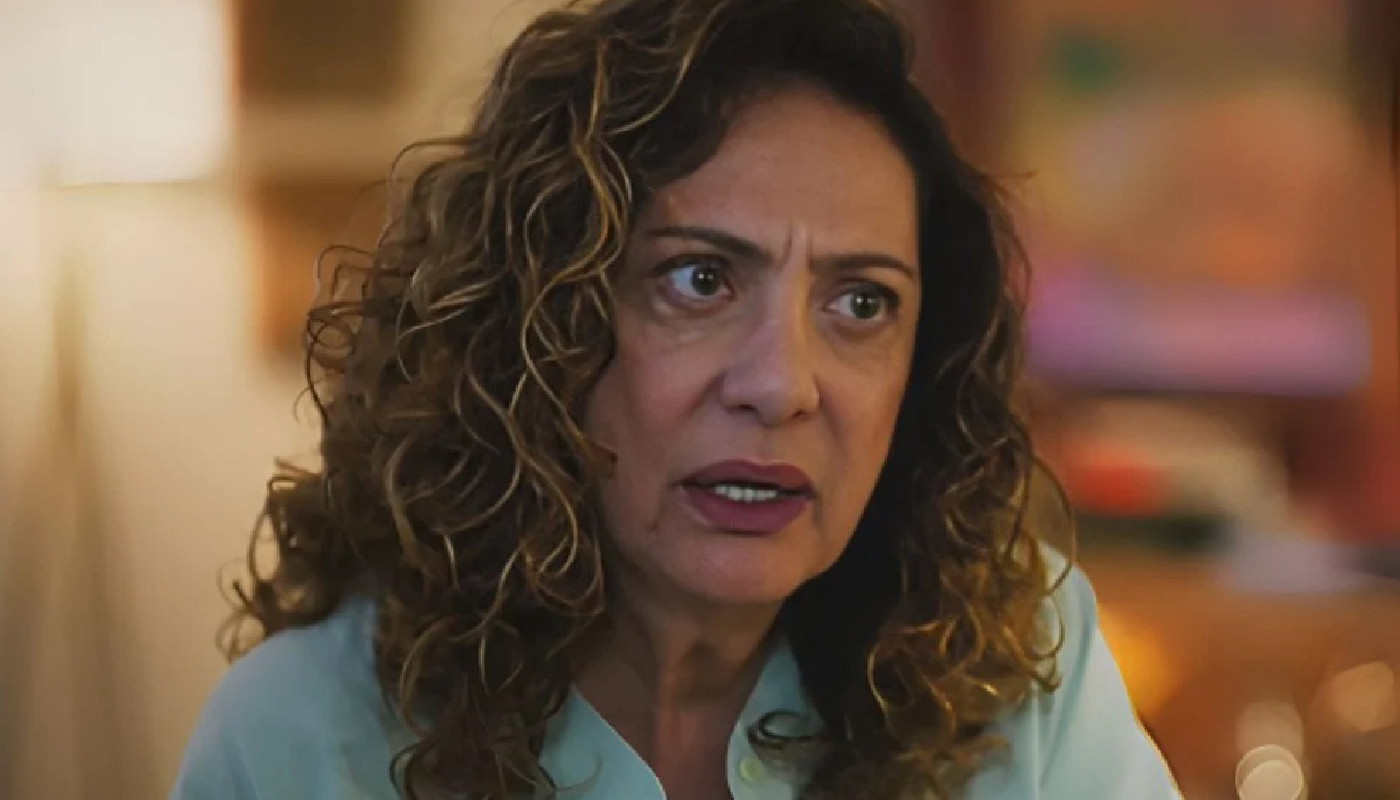 Agatha (Eliane Giardini) em