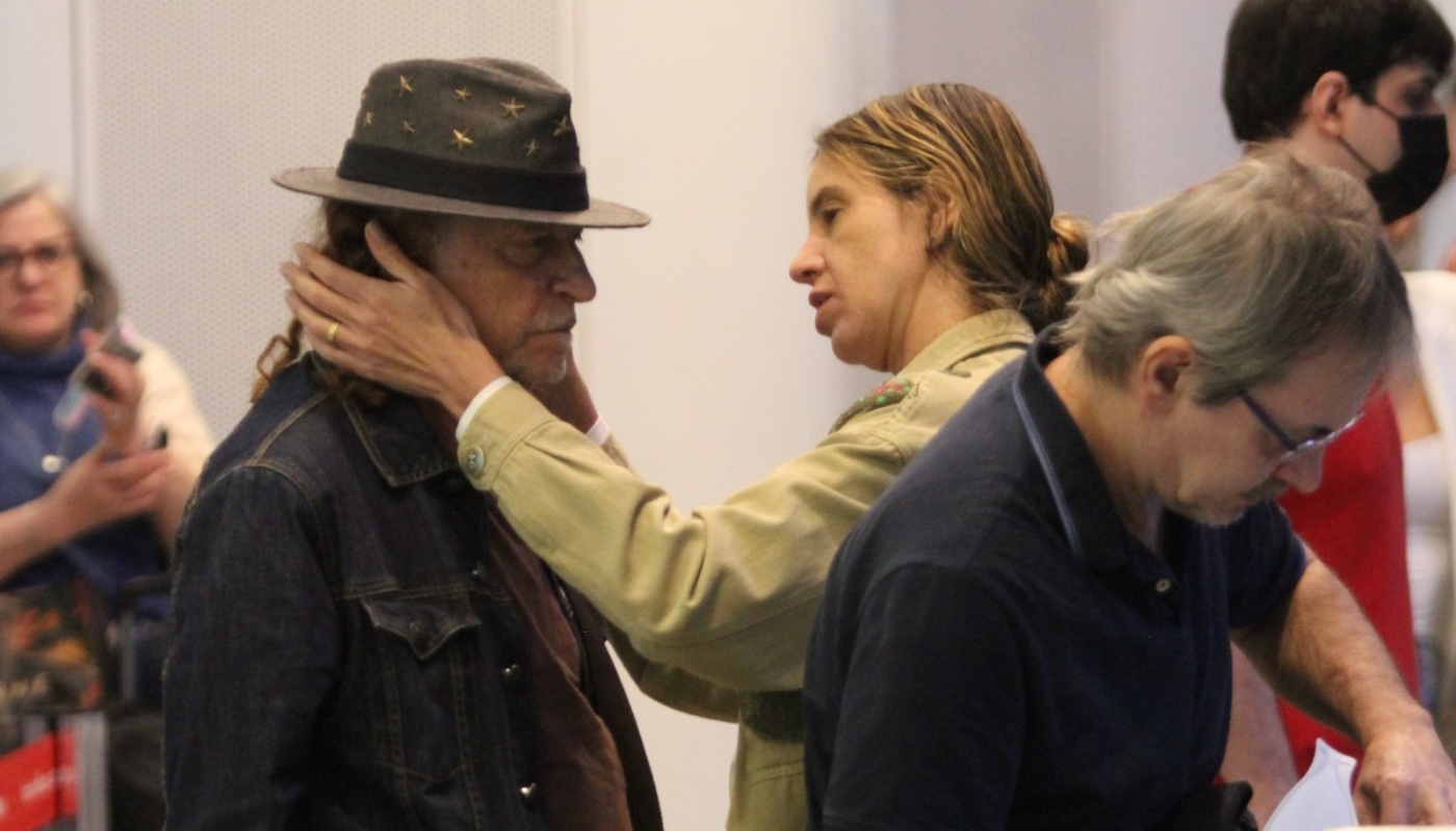 Alceu Valença em flagra ao lado da esposa