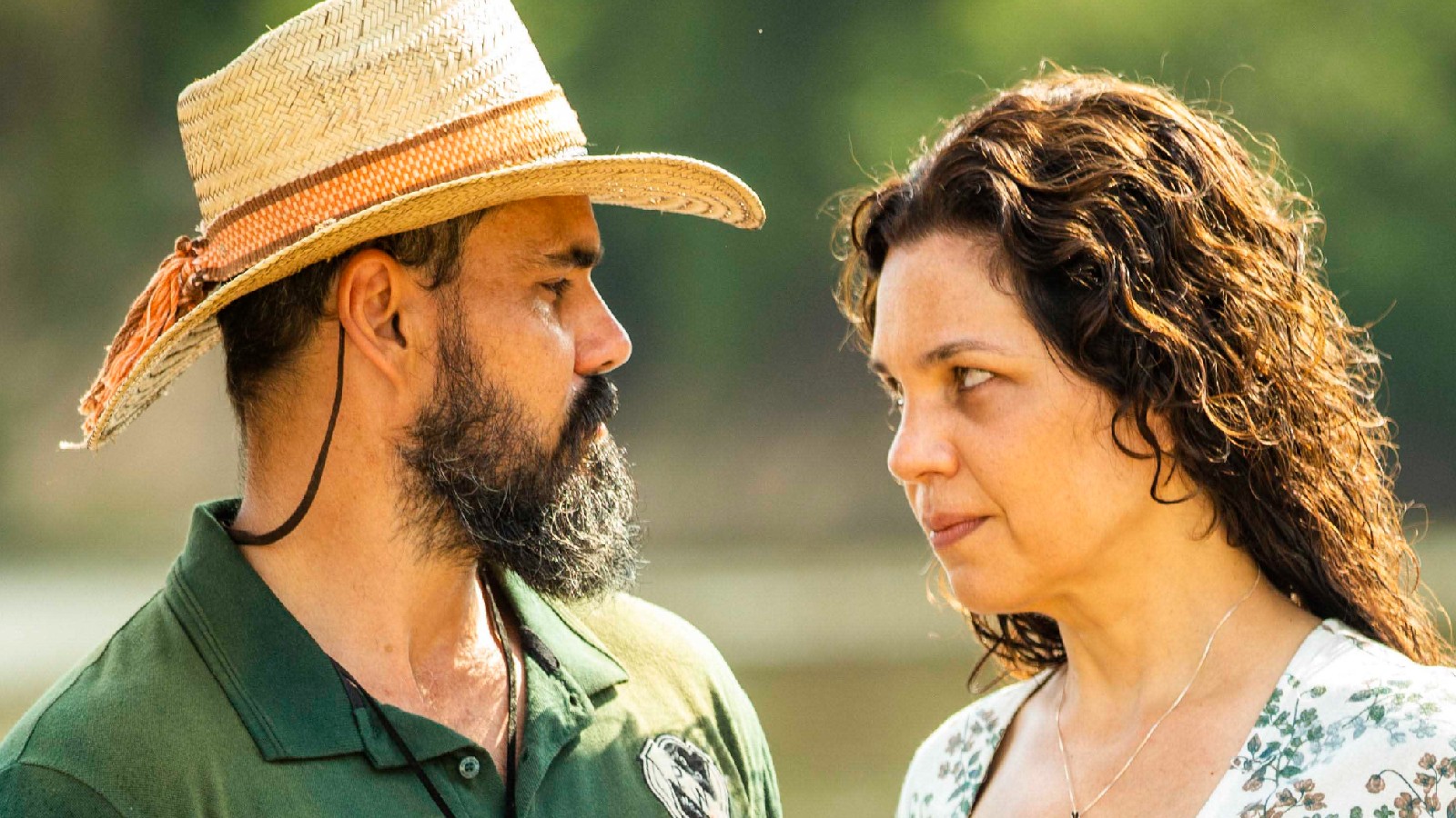 Maria Bruaca (Isabel Teixeira) tentará seduzir Alcides (Juliano Cazarré).