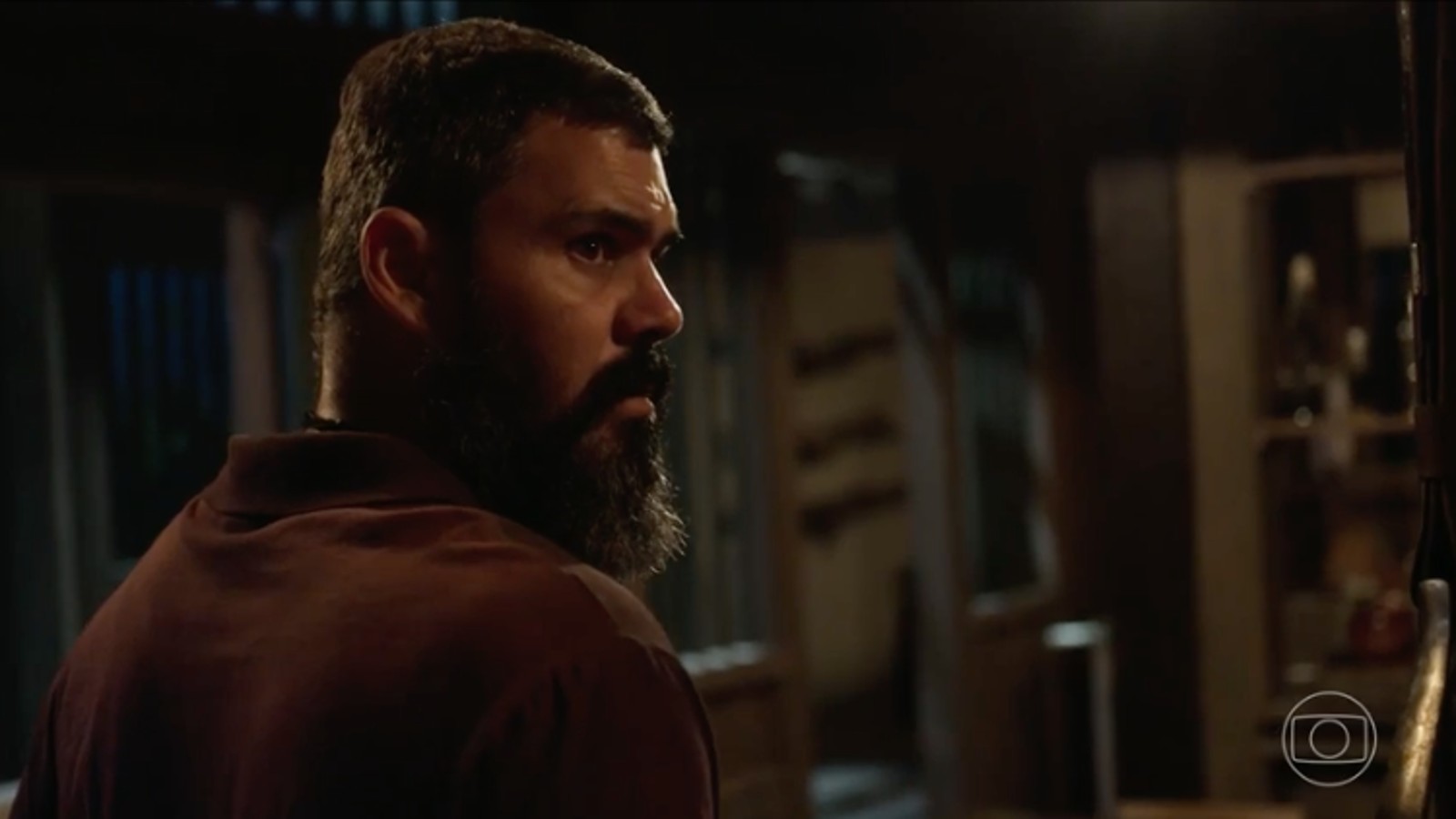 Alcides (Juliano Cazarré)