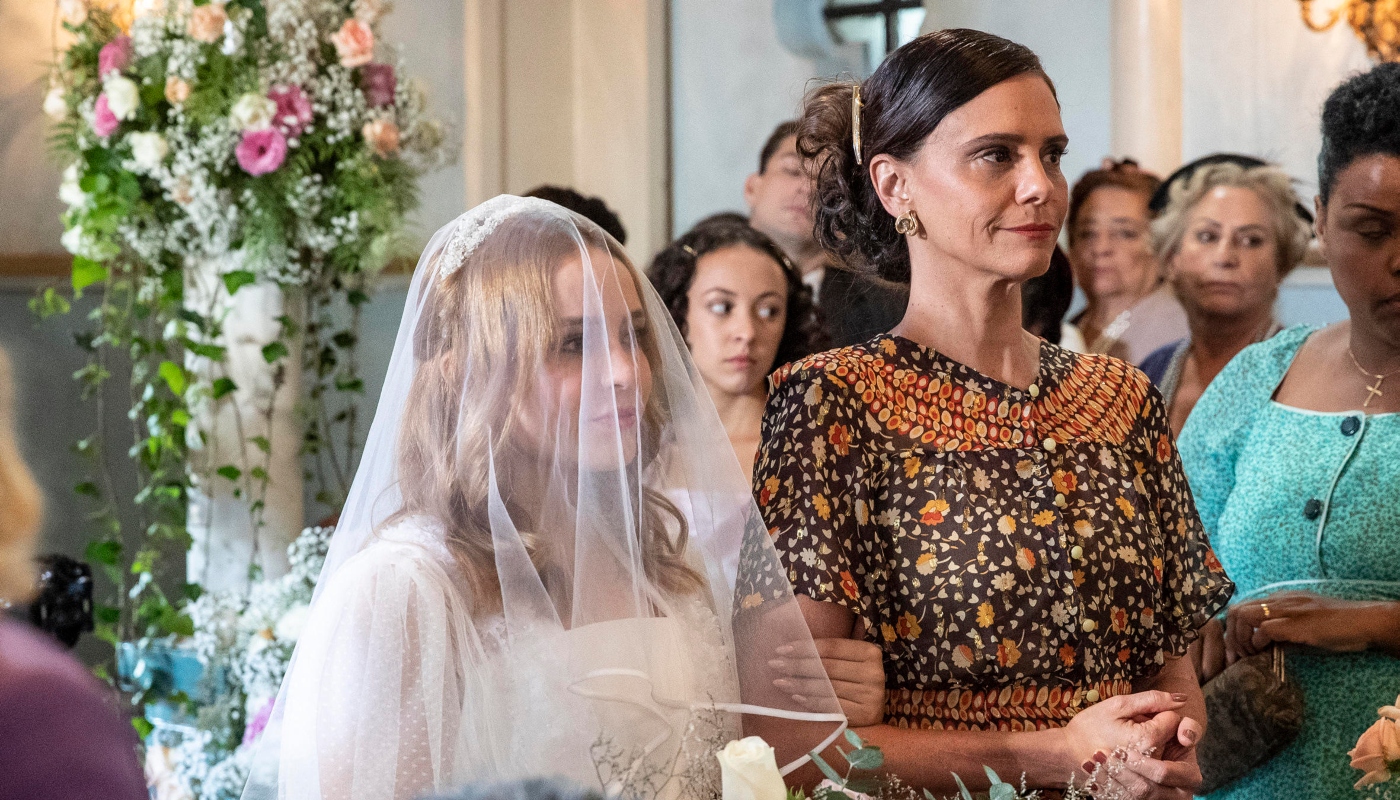 Violeta acompanha Isadora até altar em