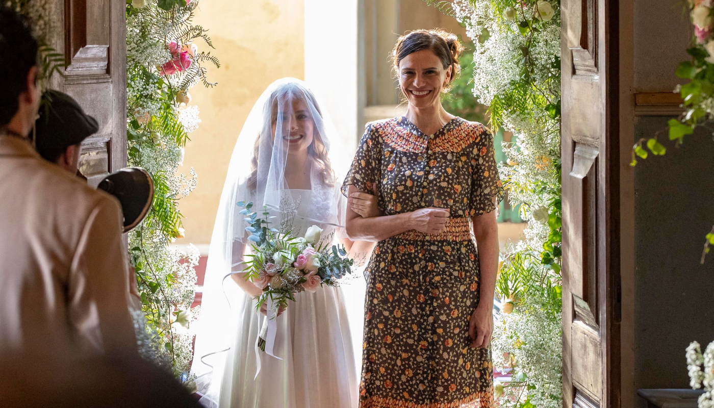 Isadora entra no altar com Violeta em