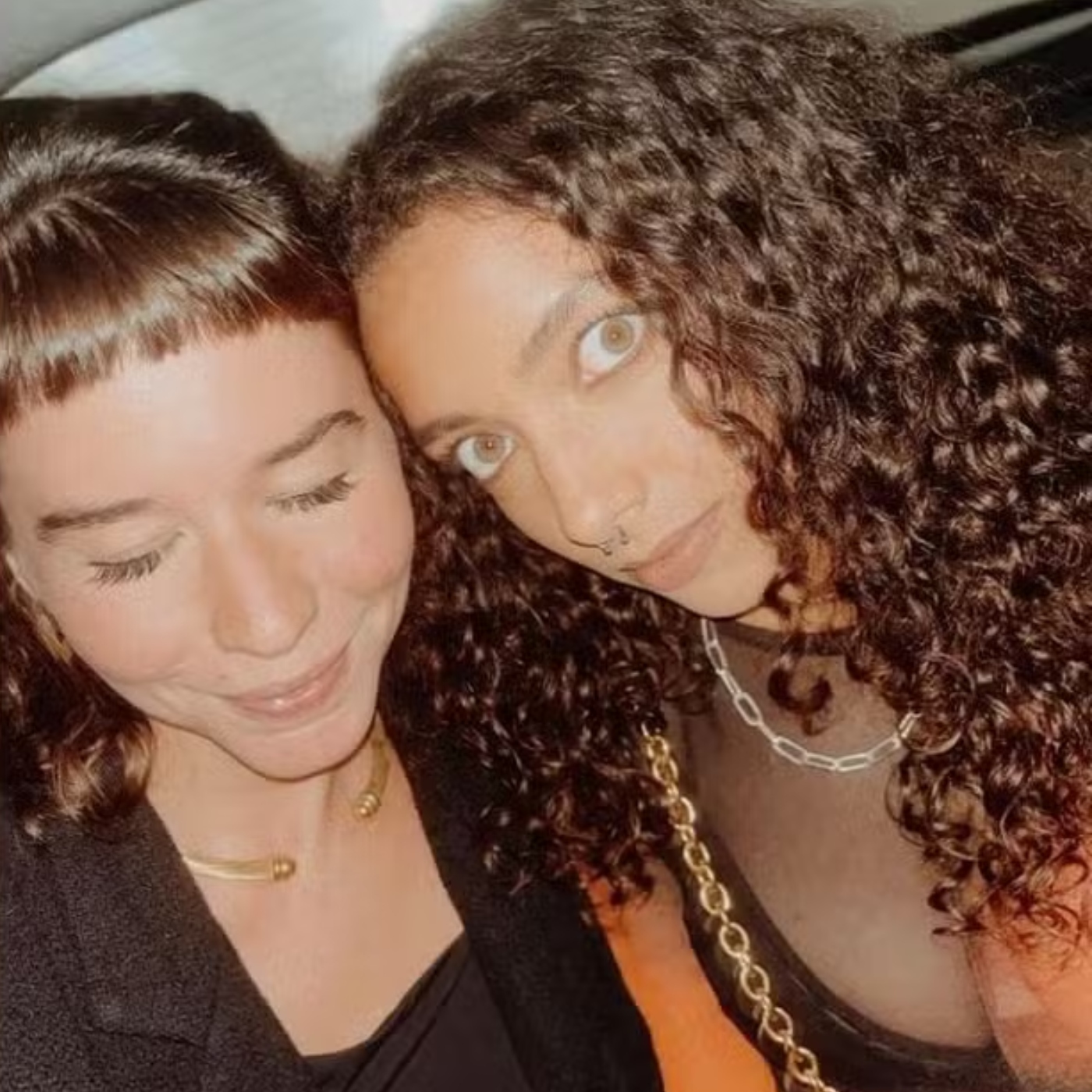 Alice Carvalho com Chica Caldas