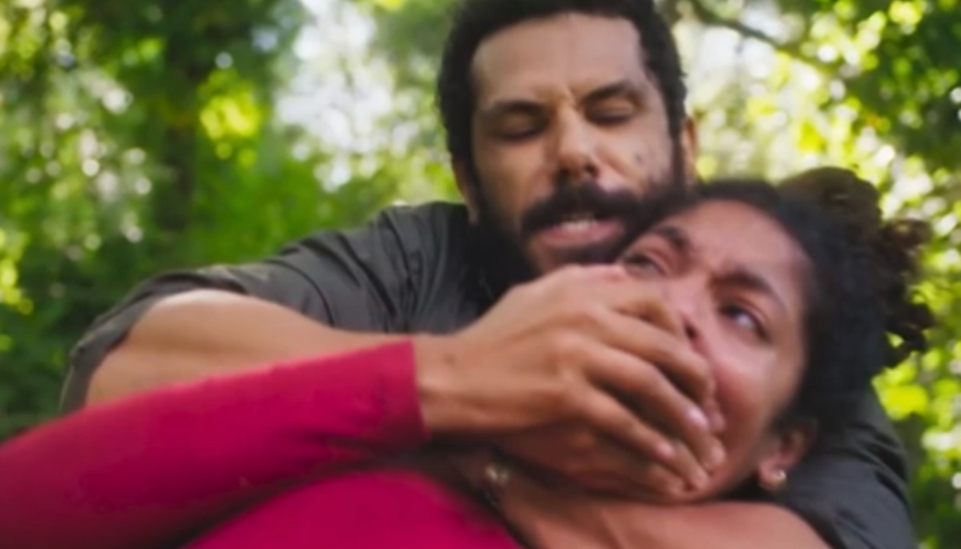 Ramiro (Amaury Lorenzo) ataca Aline (Barbara Reis) em