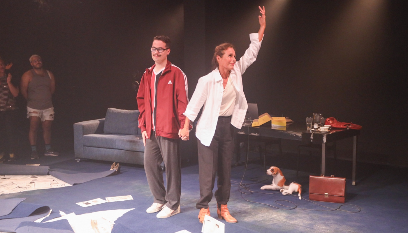 Andréa Beltrão com o filho Chico em nova peça