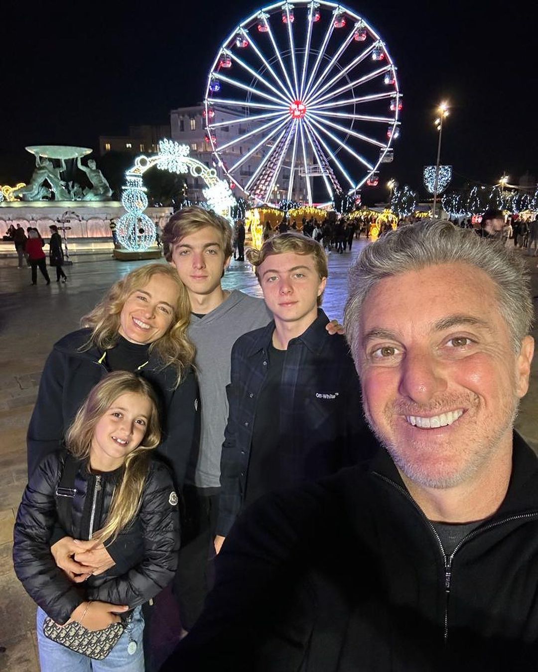 Angélica, Luciano Huck e os filhos, Joaquim, Benício e Eva
